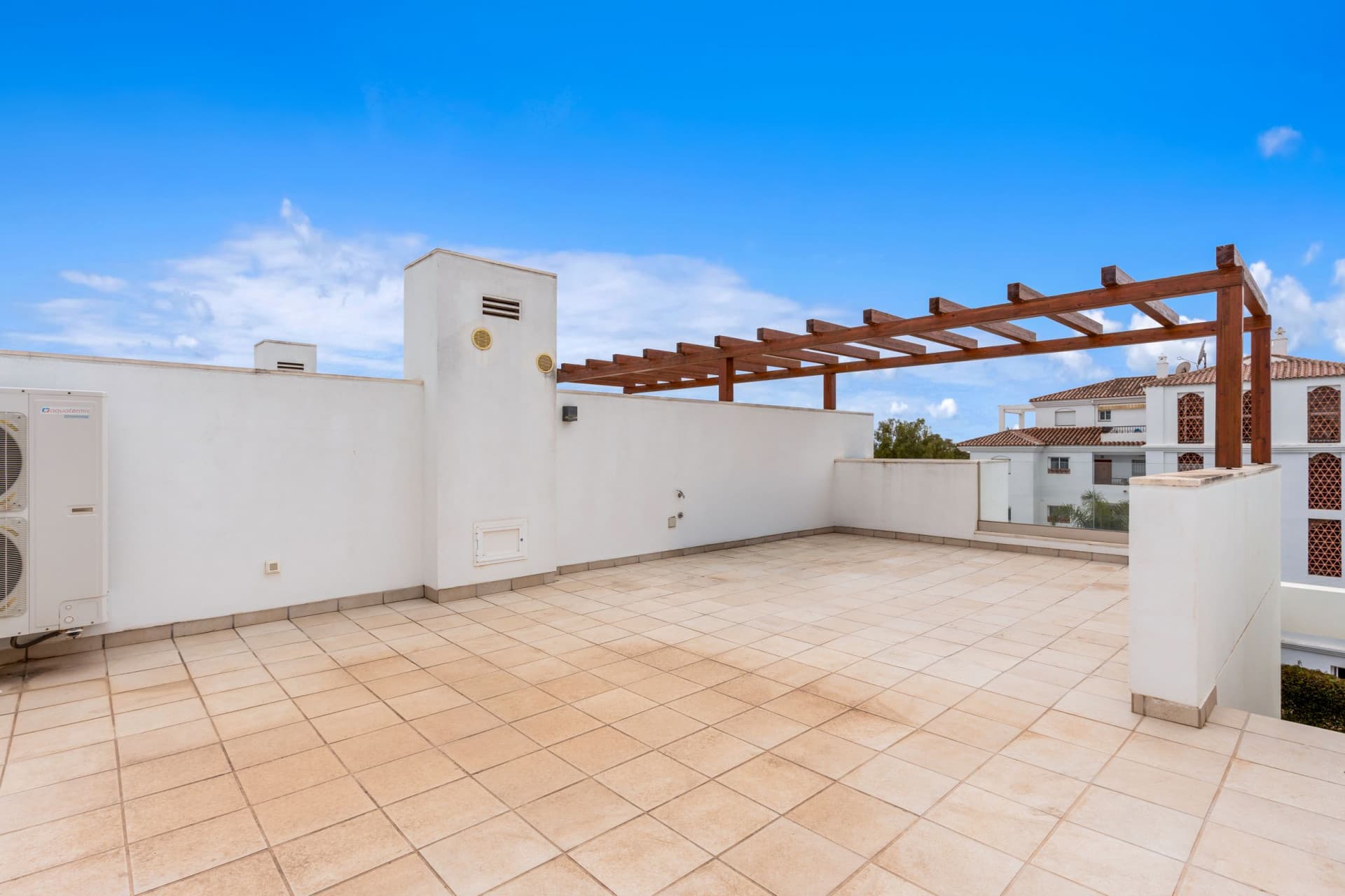 Fantastisk fyra sovrum radhus ligger i den gated community av El Romeral de Calahonda, Mijas Costa