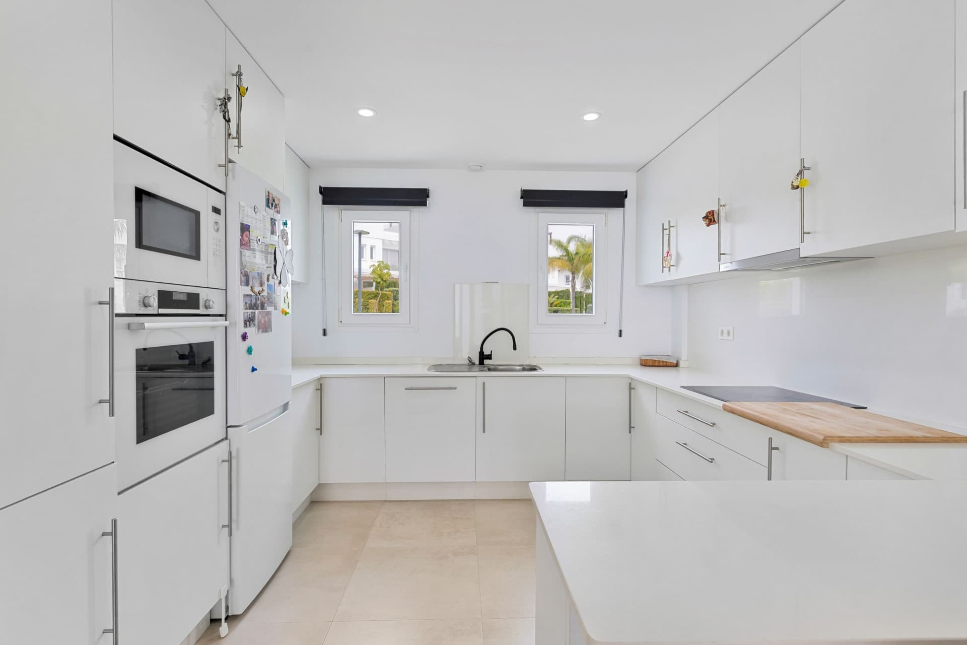 Fantastisk fyra sovrum radhus ligger i den gated community av El Romeral de Calahonda, Mijas Costa