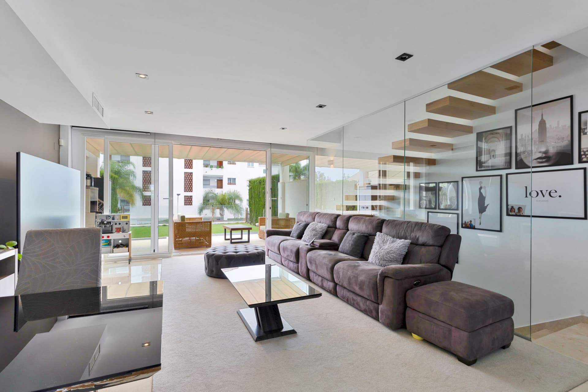 Fantastisk fyra sovrum radhus ligger i den gated community av El Romeral de Calahonda, Mijas Costa