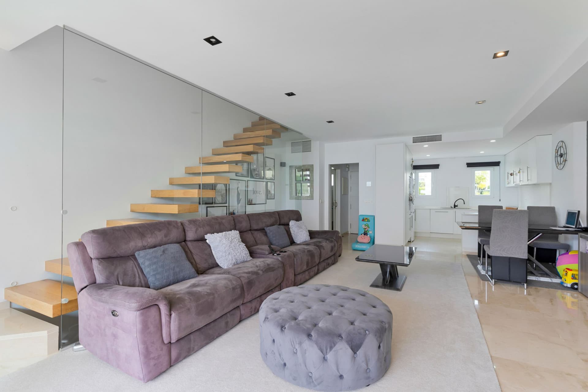 Fantastisk fyra sovrum radhus ligger i den gated community av El Romeral de Calahonda, Mijas Costa