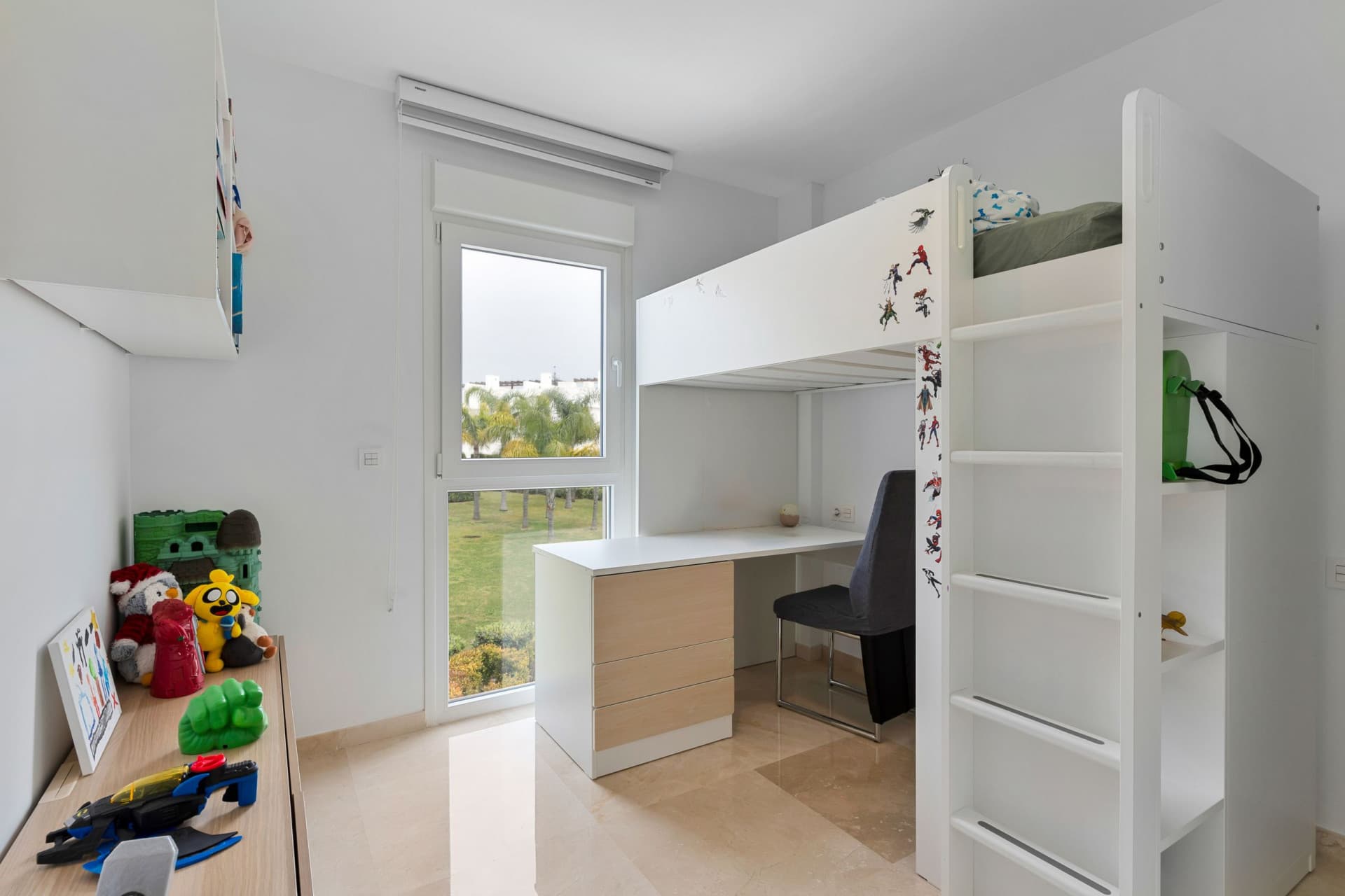 Fantastisk fyra sovrum radhus ligger i den gated community av El Romeral de Calahonda, Mijas Costa