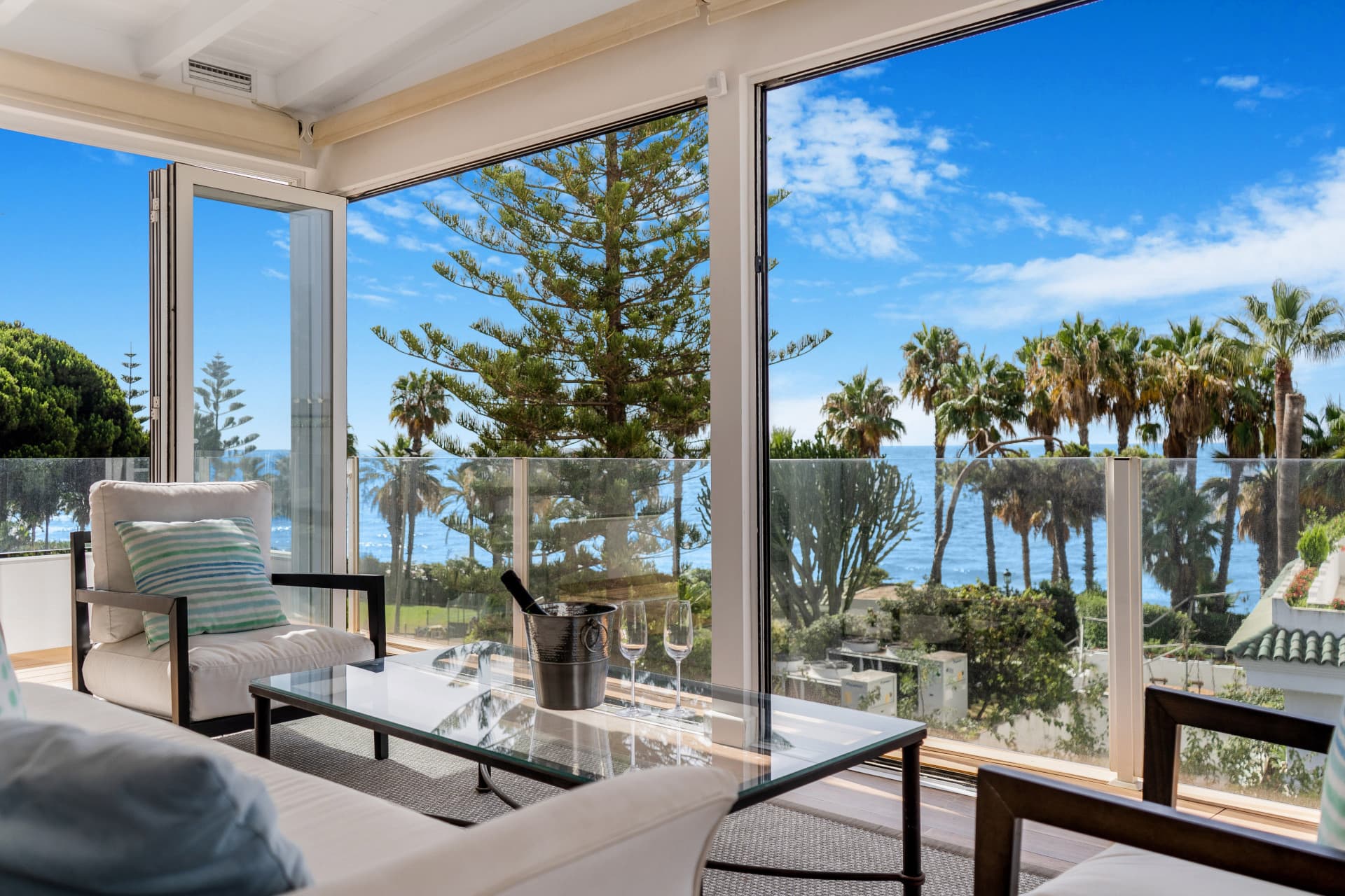 Hermosa playa de primera línea, casa de cuatro dormitorios en la prestigiosa comunidad de Marbellamar, en Marbella Milla de Oro