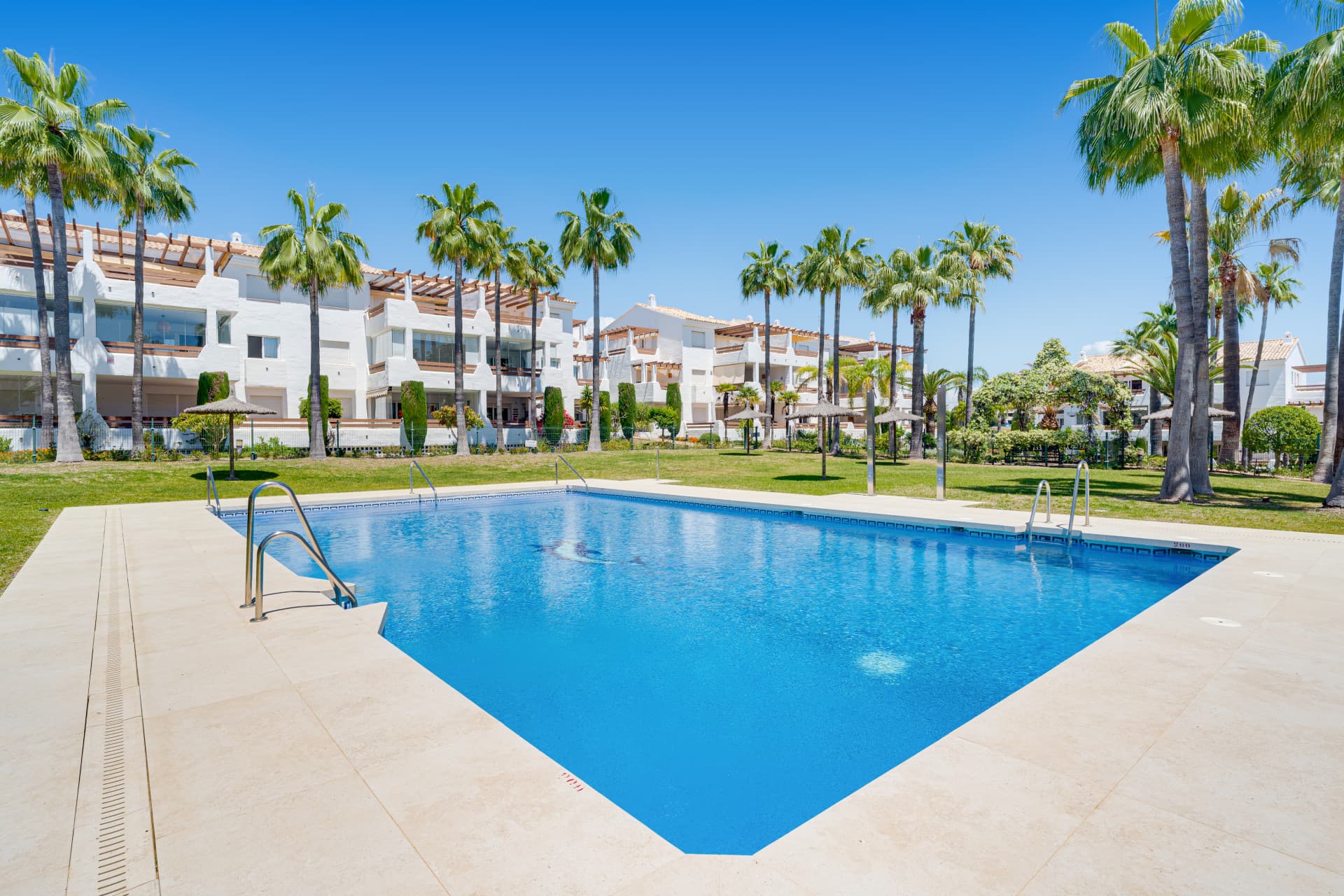 Elegant, three bedroom first floor apartment located in the gated community of Selwo Hills, Estepona