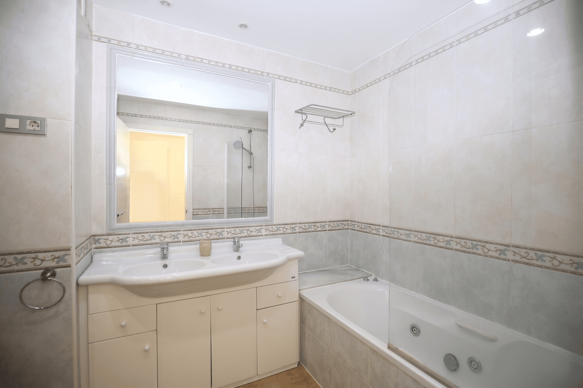 Reform opportunity - Large two bedroom, ground floor garden apartment located in Riviera del Sol, Mijas
