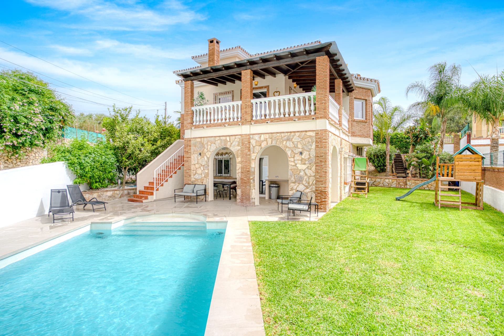 Recientemente reformado, impresionante villa de seis dormitorios en Mijas, con piscina privada - a poca distancia de la playa y Fuengirola Center