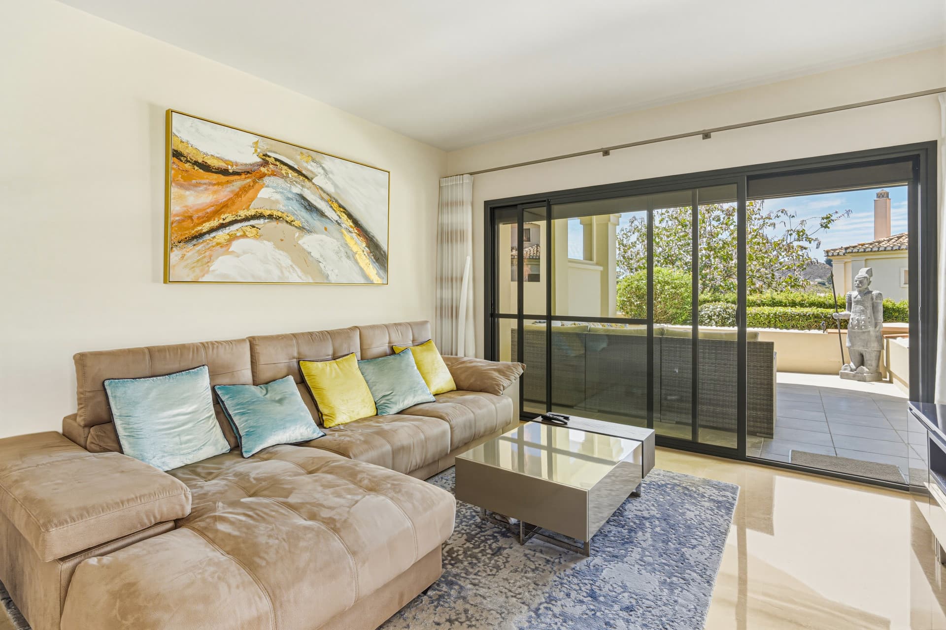Spectacular two-bedroom, elevated ground-floor apartment in the prestigious gated community of Capanes del Golf, Benahavis