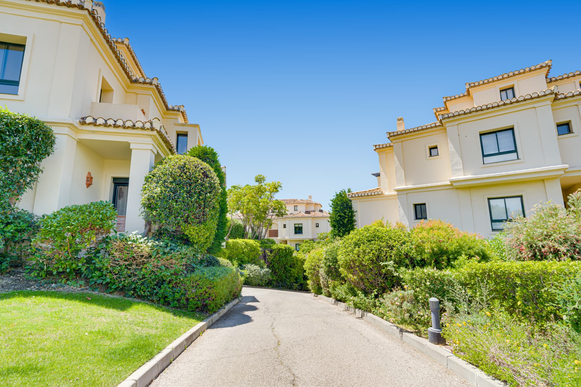 Spectacular two-bedroom, elevated ground-floor apartment in the prestigious gated community of Capanes del Golf, Benahavis
