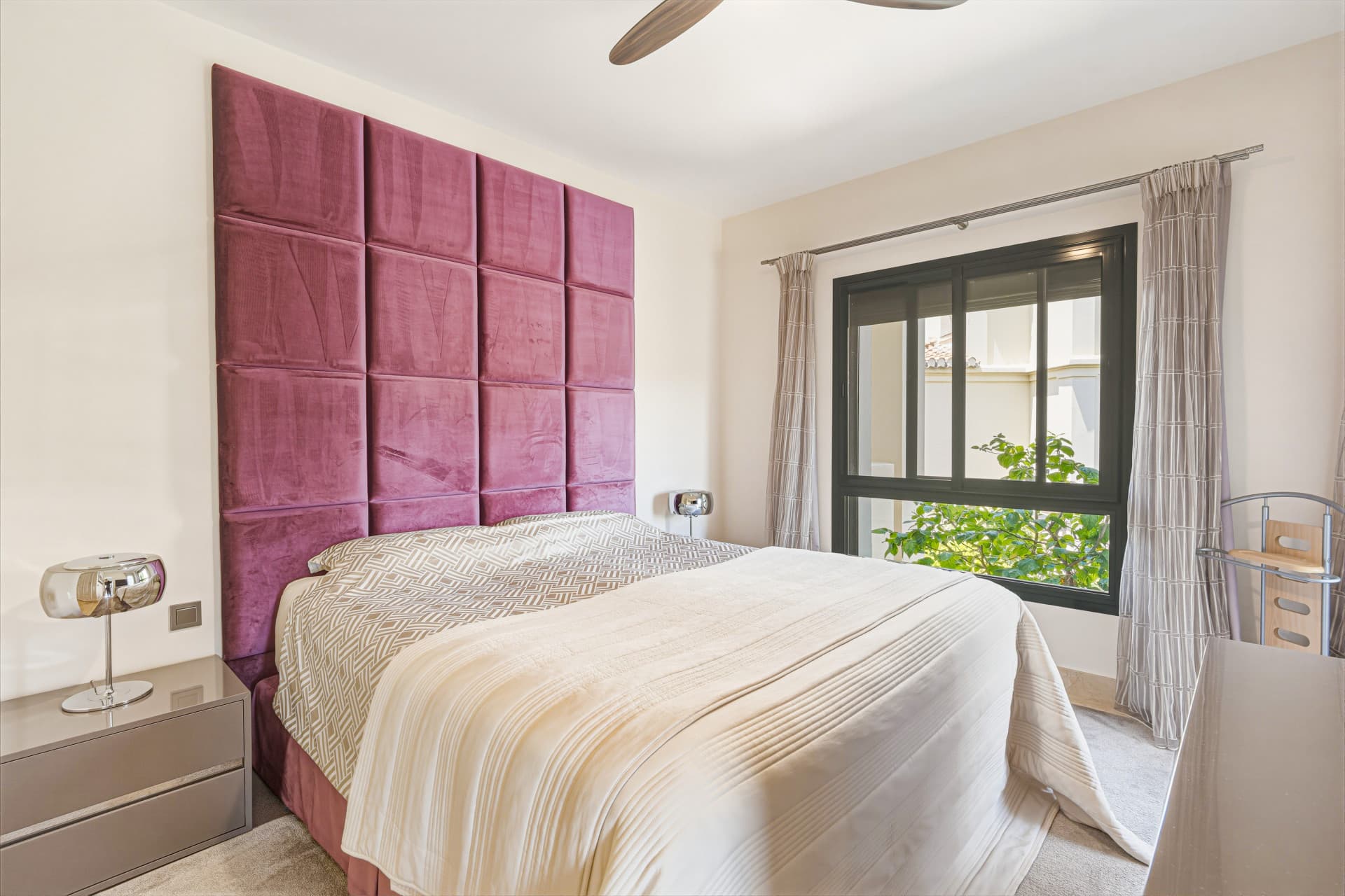 Spectacular two-bedroom, elevated ground-floor apartment in the prestigious gated community of Capanes del Golf, Benahavis