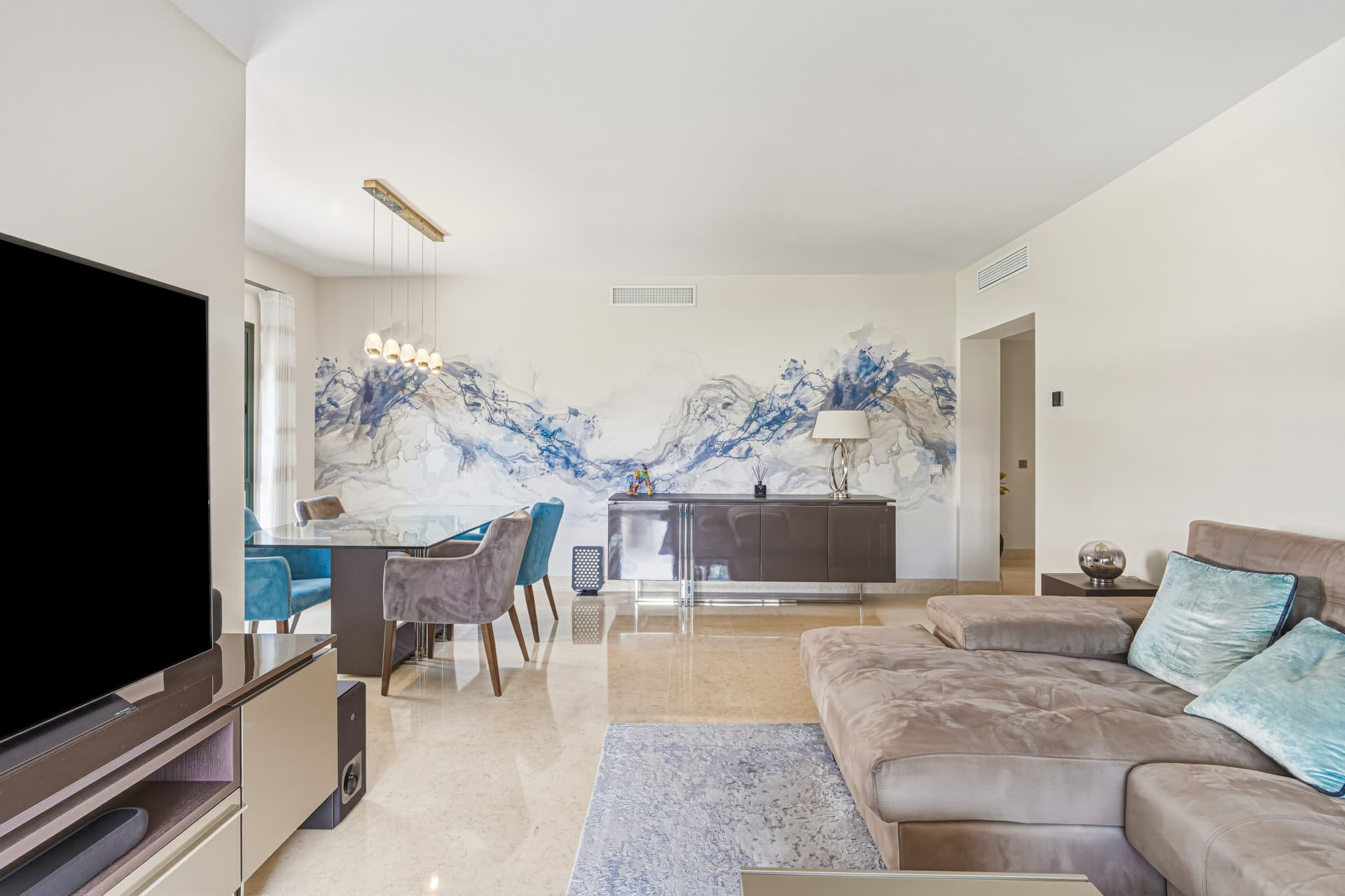 Spectacular two-bedroom, elevated ground-floor apartment in the prestigious gated community of Capanes del Golf, Benahavis