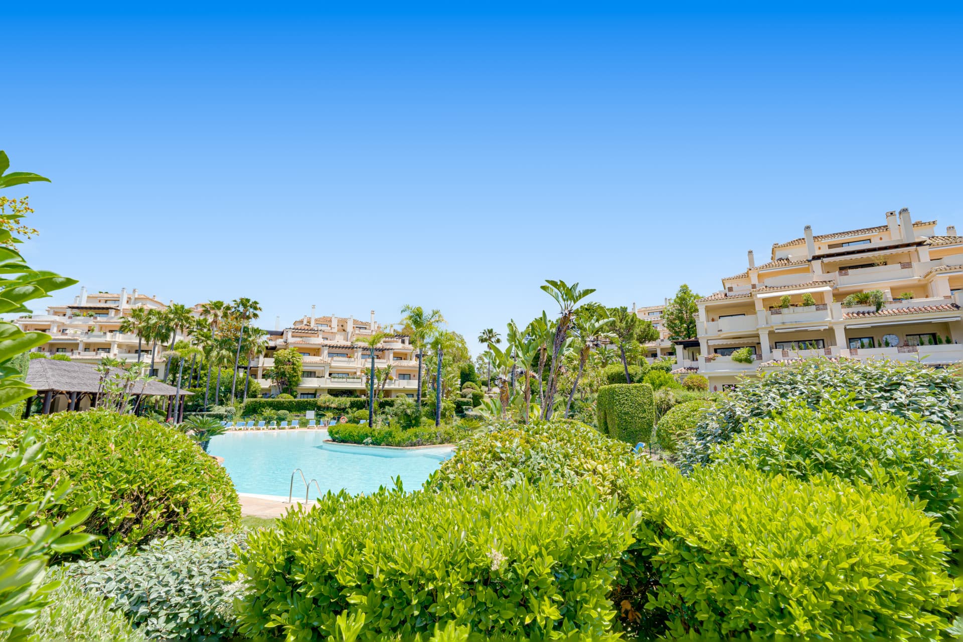 Spectacular two-bedroom, elevated ground-floor apartment in the prestigious gated community of Capanes del Golf, Benahavis