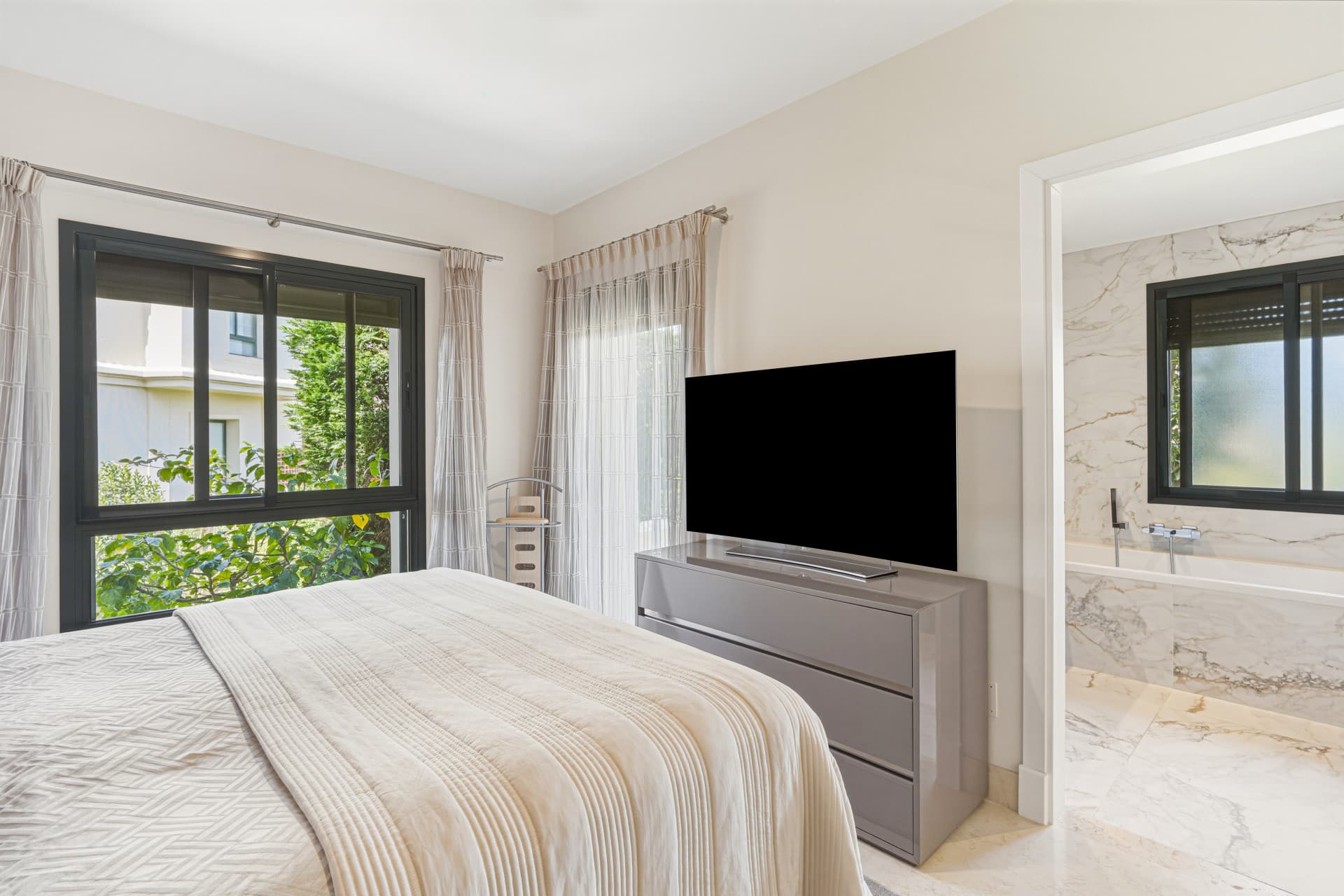 Spectacular two-bedroom, elevated ground-floor apartment in the prestigious gated community of Capanes del Golf, Benahavis