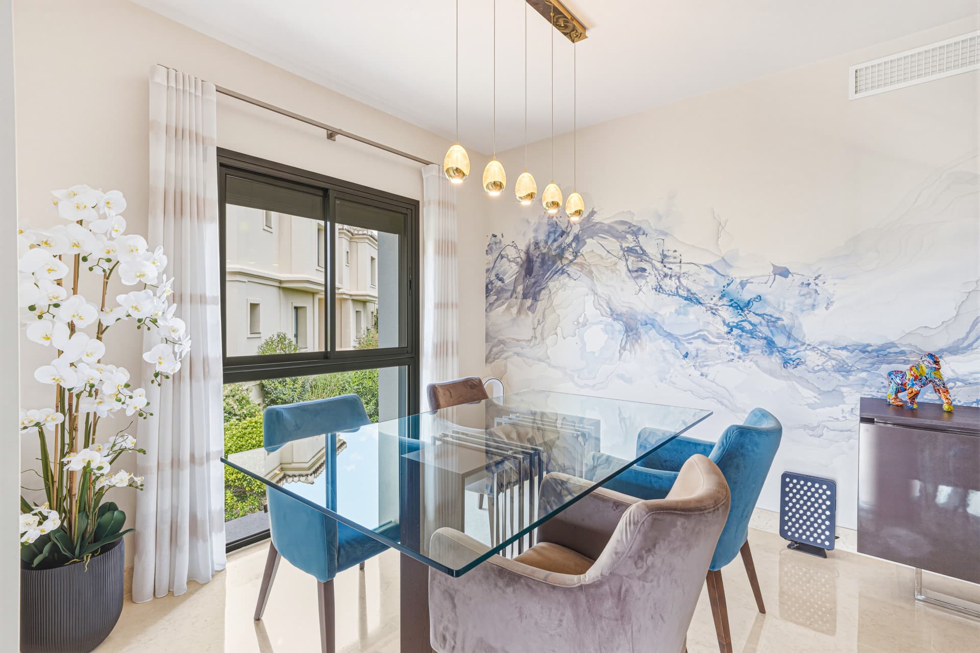 Spectacular two-bedroom, elevated ground-floor apartment in the prestigious gated community of Capanes del Golf, Benahavis