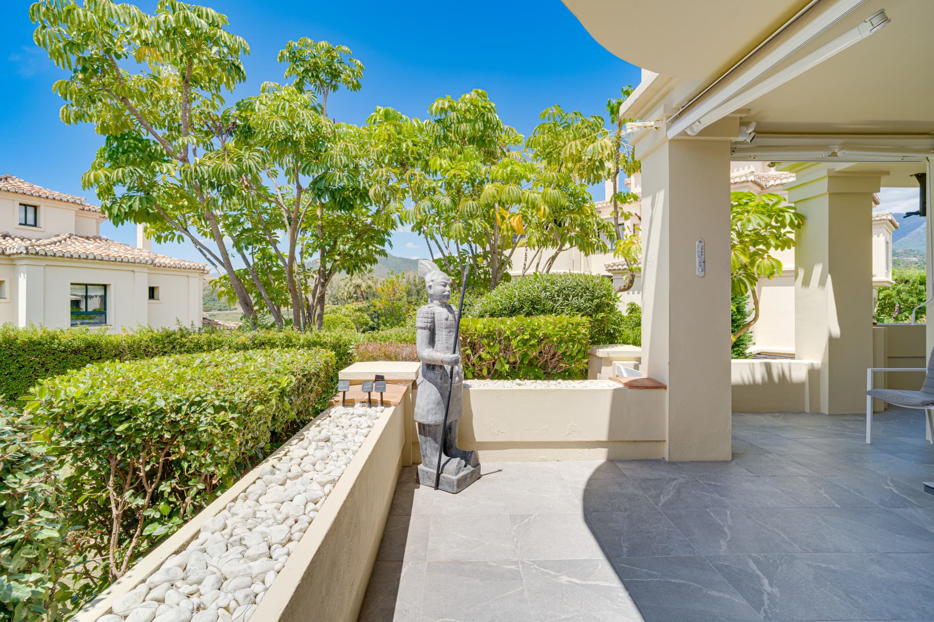 Spectacular two-bedroom, elevated ground-floor apartment in the prestigious gated community of Capanes del Golf, Benahavis