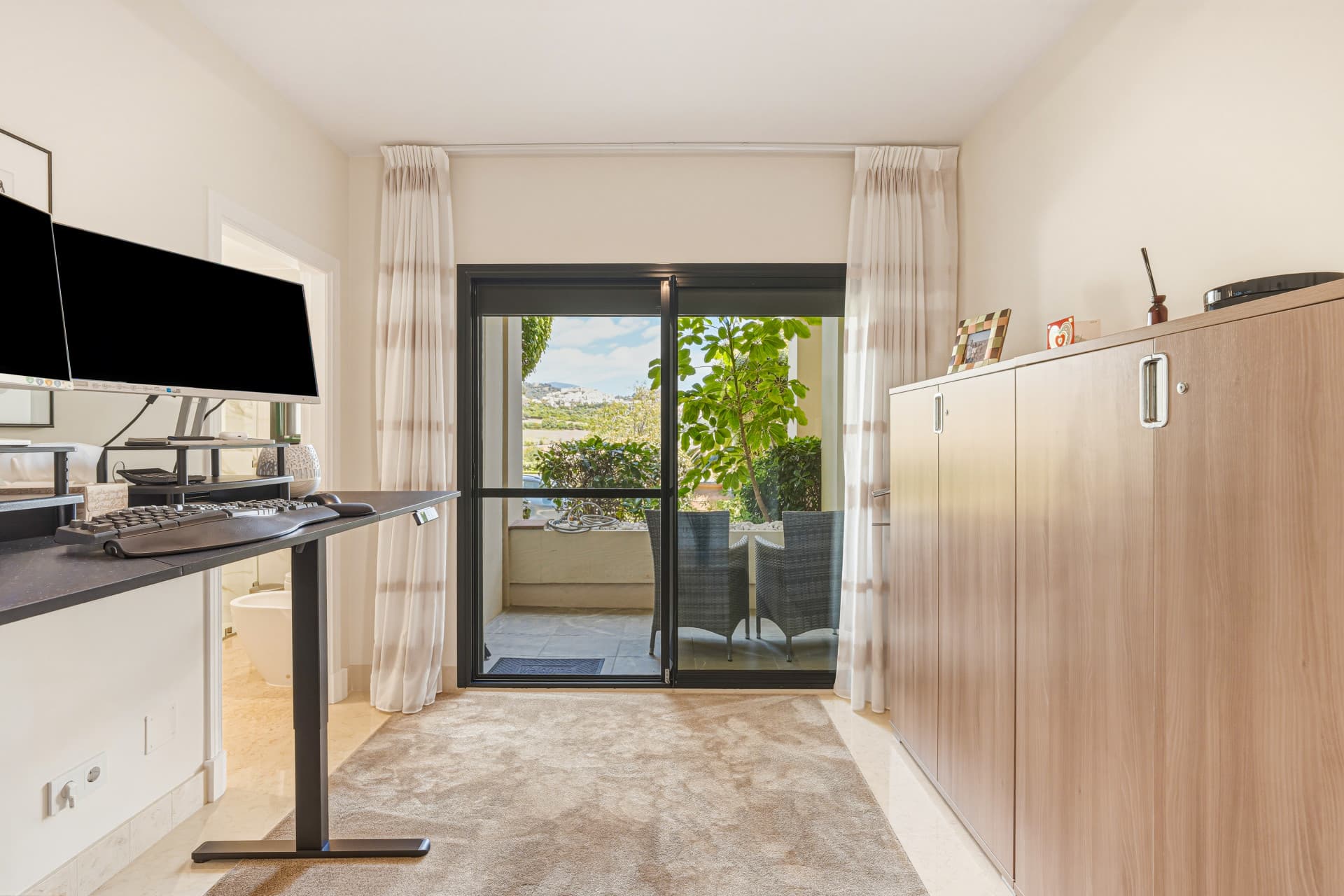 Spectacular two-bedroom, elevated ground-floor apartment in the prestigious gated community of Capanes del Golf, Benahavis