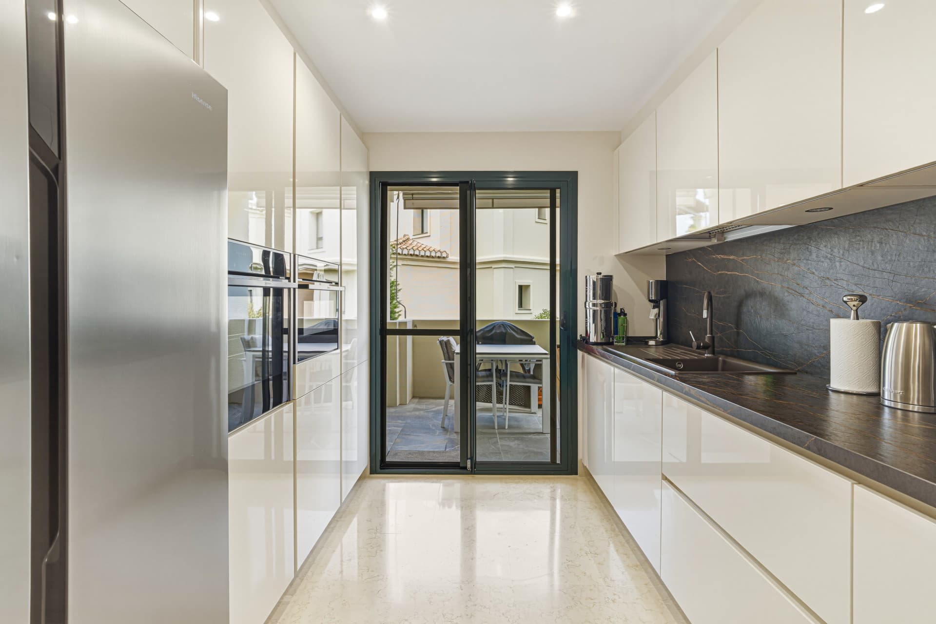 Spectacular two-bedroom, elevated ground-floor apartment in the prestigious gated community of Capanes del Golf, Benahavis