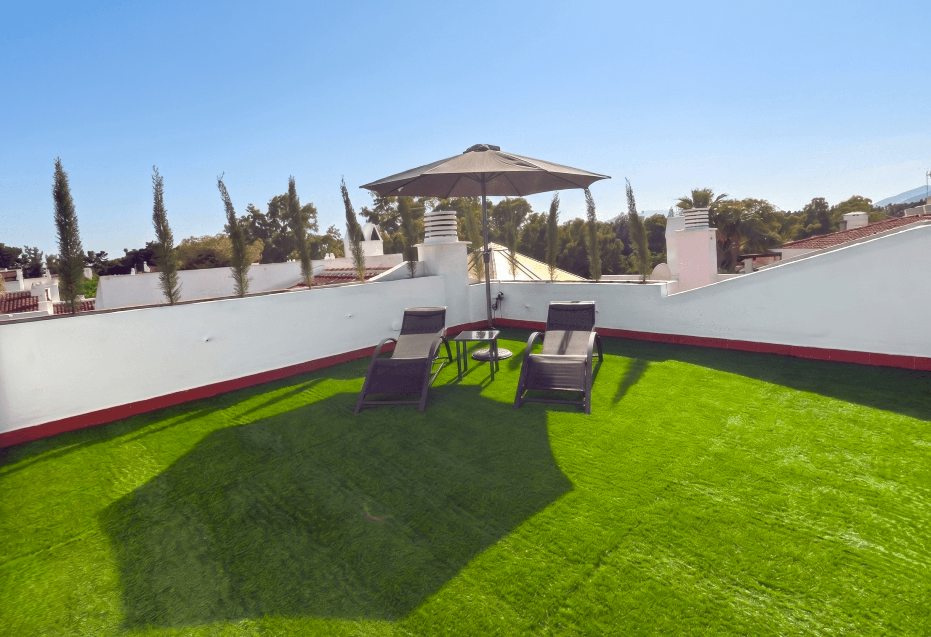 Beautifully reformed, south east facing three bedroom penthouse located in the sought-after gated community Parque Elviria, Marbella