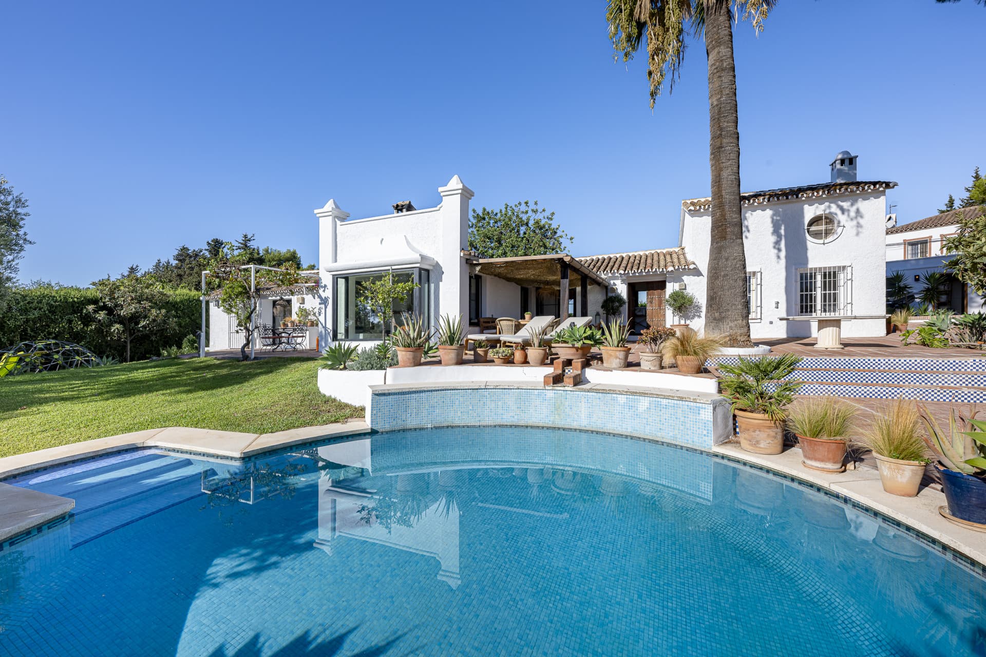Hermosa villa de campo de tres dormitorios, situada en Guadalmina Alta, Marbella