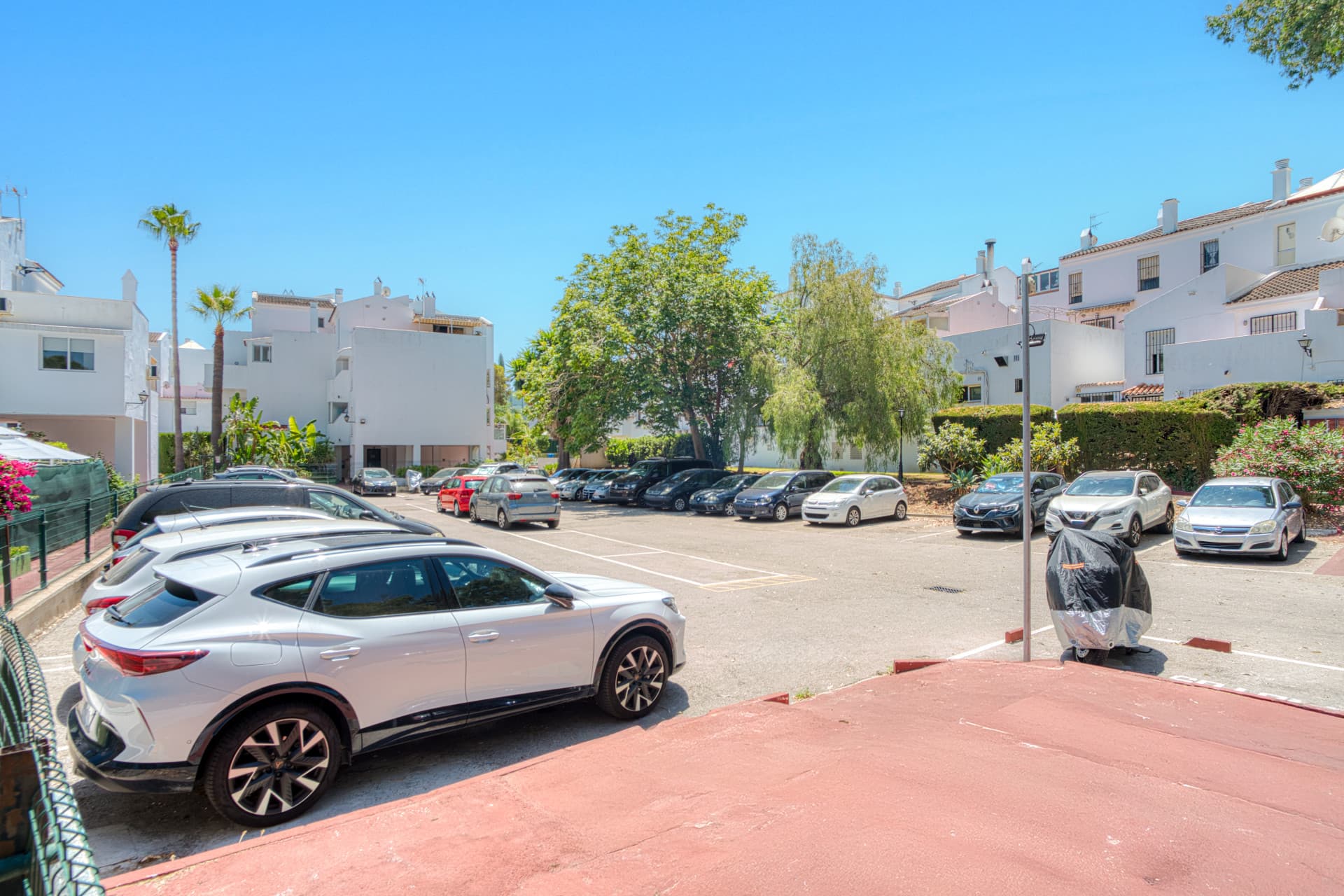 Fantastic reform opportunity! Southwest-facing three-bedroom apartment located in the gated community of Parque Elviria, Marbella