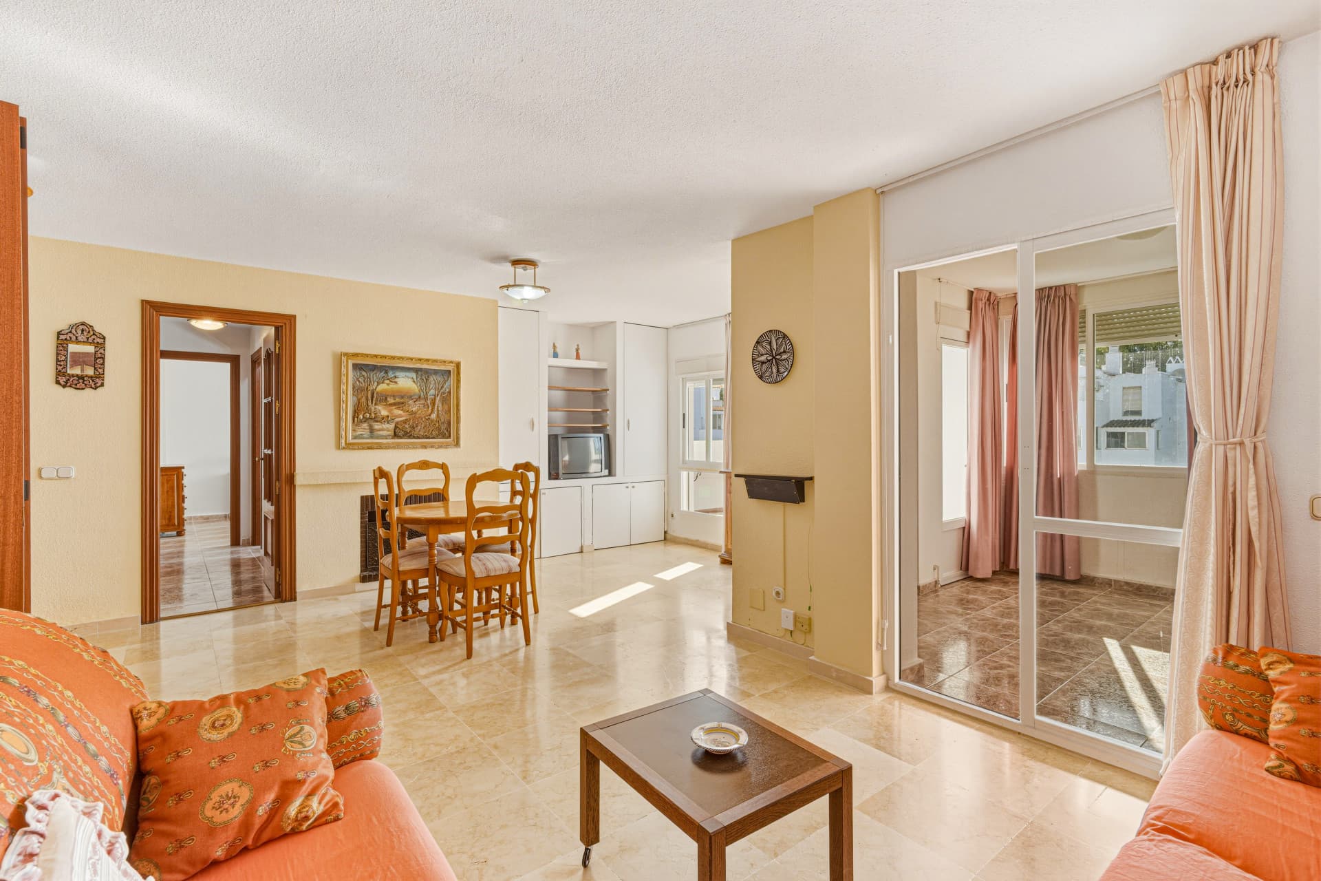 Fantastic reform opportunity! Southwest-facing three-bedroom apartment located in the gated community of Parque Elviria, Marbella