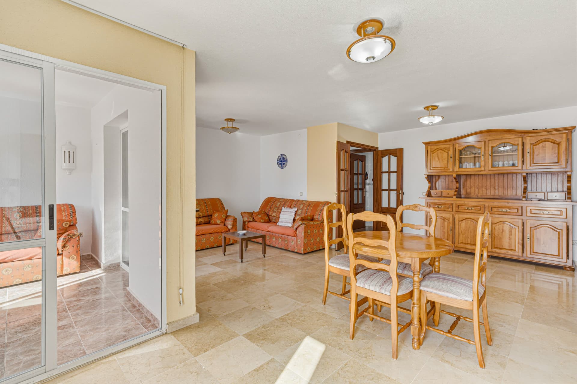 Fantastic reform opportunity! Southwest-facing three-bedroom apartment located in the gated community of Parque Elviria, Marbella