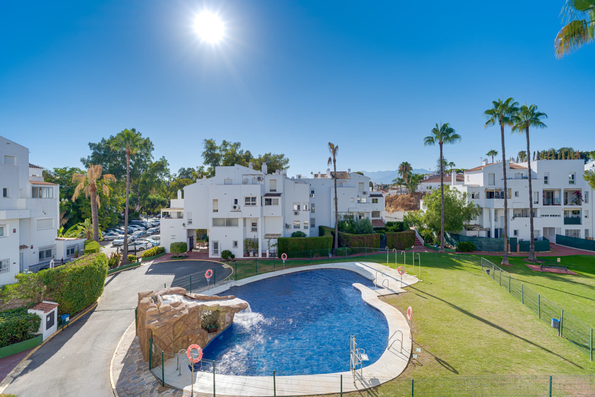 Fantastic reform opportunity! Southwest-facing three-bedroom apartment located in the gated community of Parque Elviria, Marbella