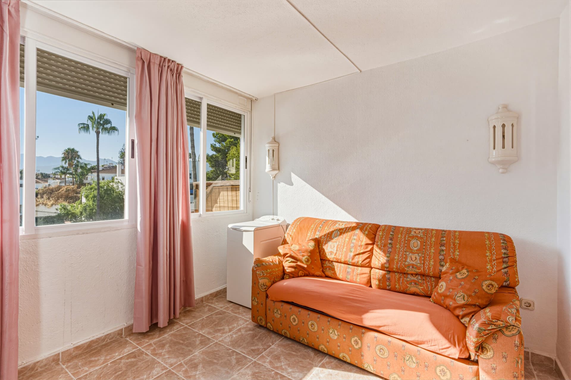 Fantastic reform opportunity! Southwest-facing three-bedroom apartment located in the gated community of Parque Elviria, Marbella