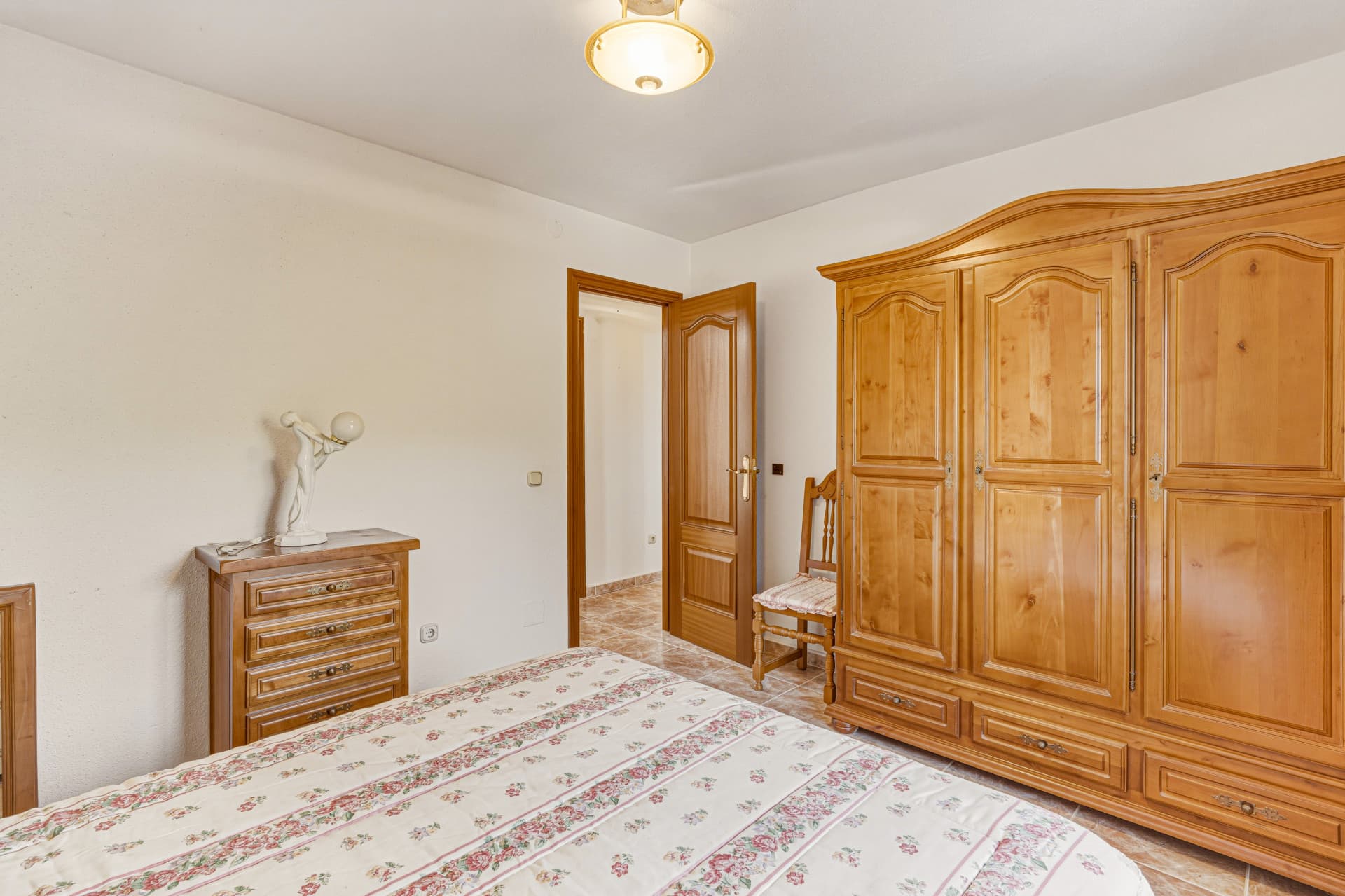 Fantastic reform opportunity! Southwest-facing three-bedroom apartment located in the gated community of Parque Elviria, Marbella