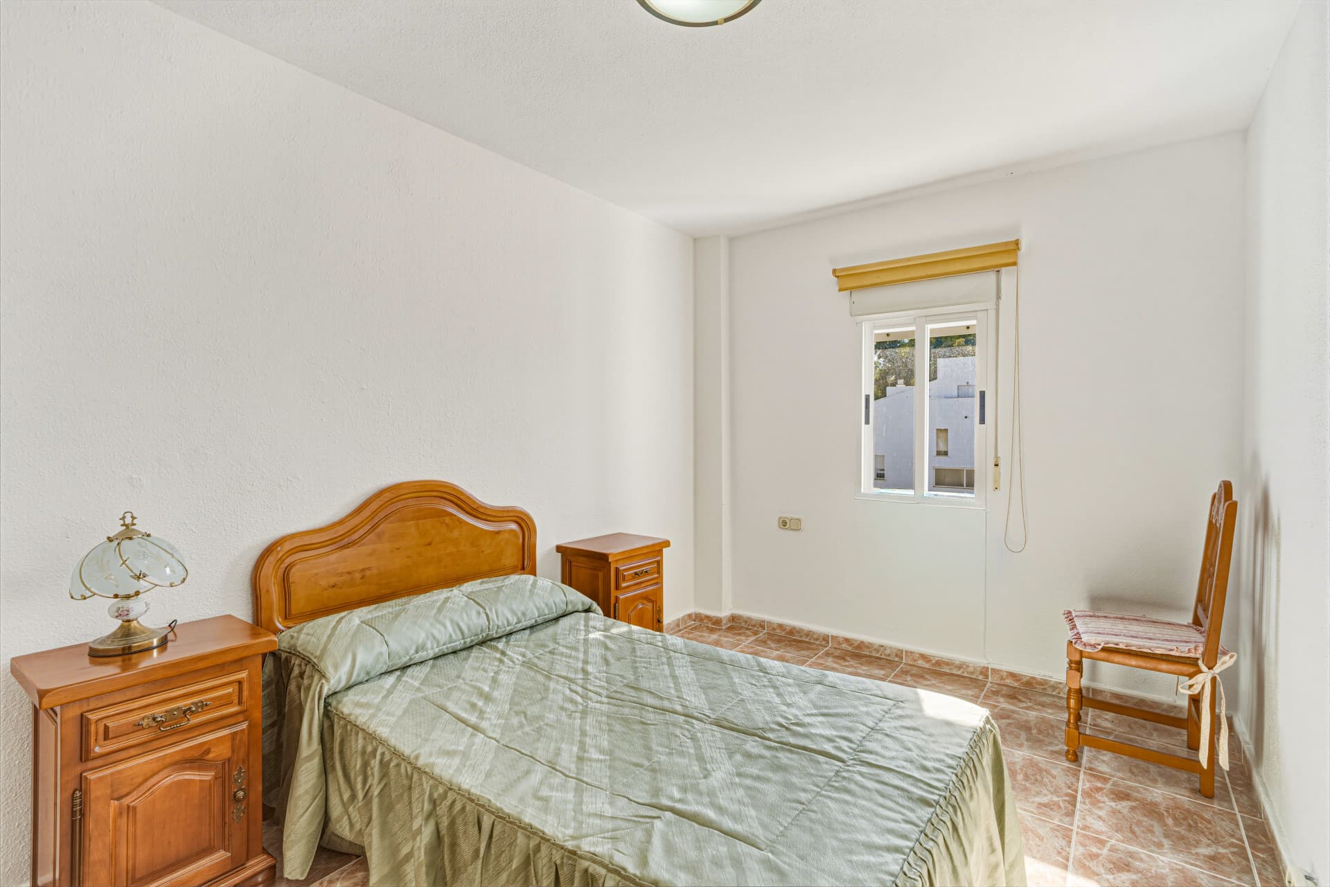 Fantastic reform opportunity! Southwest-facing three-bedroom apartment located in the gated community of Parque Elviria, Marbella