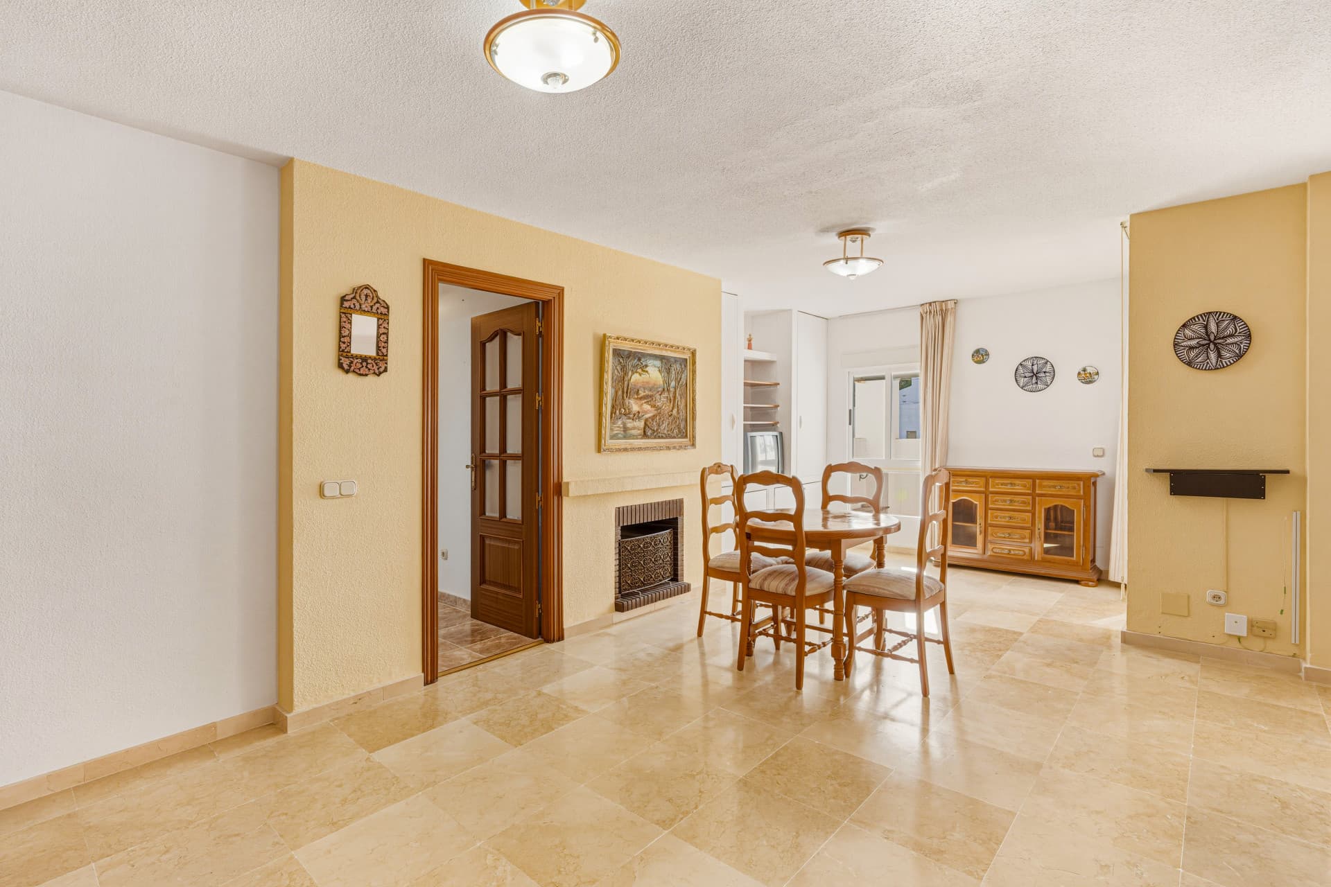 Fantastic reform opportunity! Southwest-facing three-bedroom apartment located in the gated community of Parque Elviria, Marbella