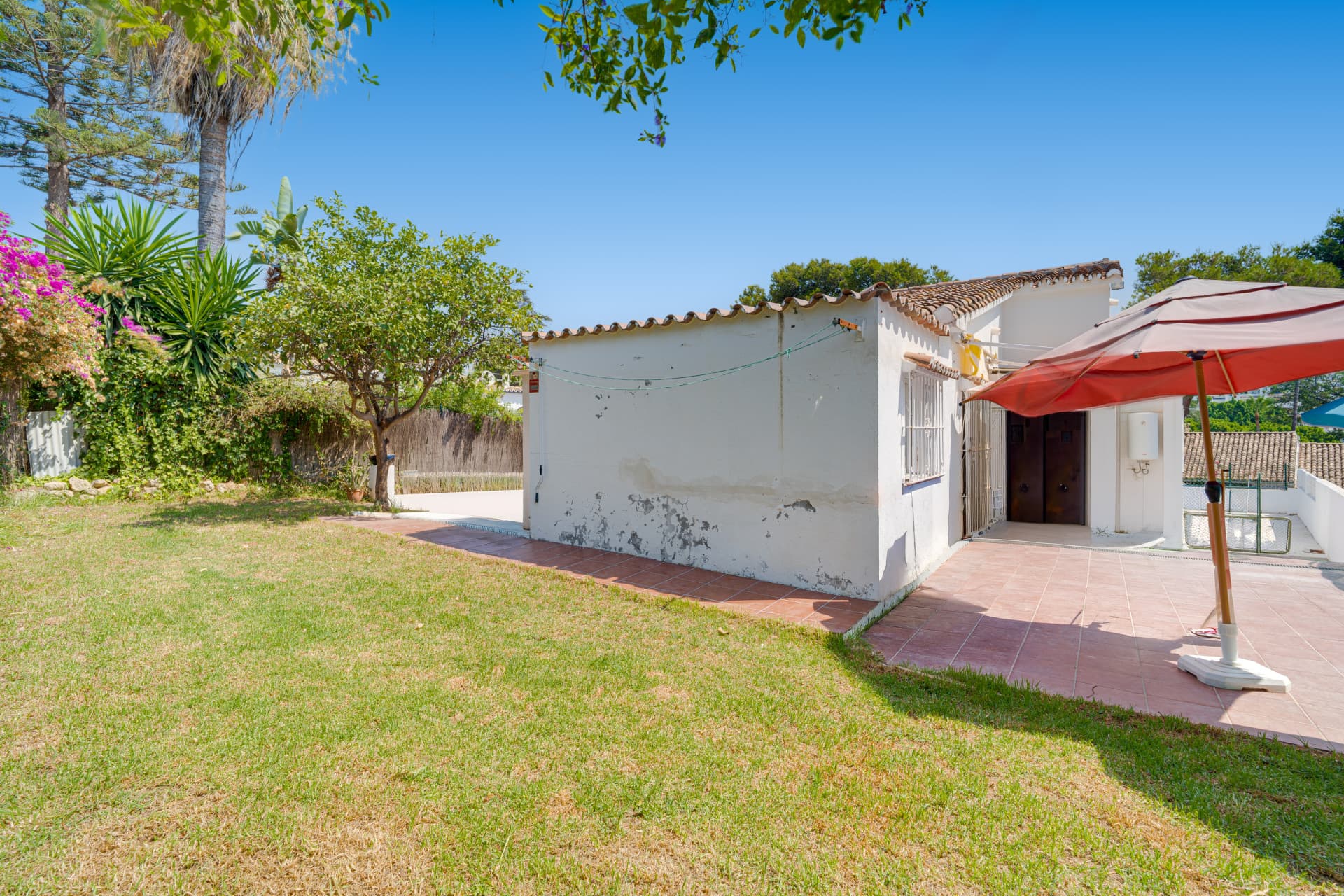 Independent villa - Reform opportunity situated in one of Nueva Andalucía's most sought-after residential areas
