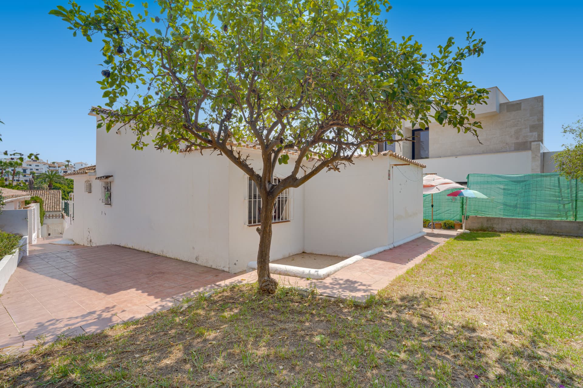 Independent villa - Reform opportunity situated in one of Nueva Andalucía's most sought-after residential areas