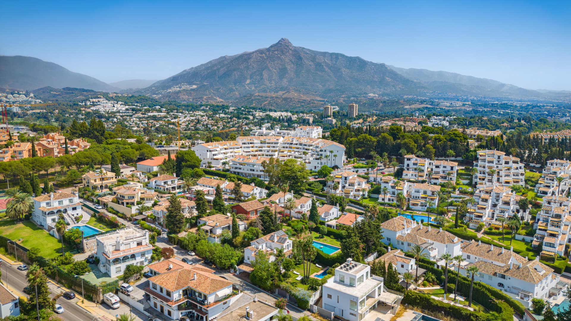 Independent villa - Reform opportunity situated in one of Nueva Andalucía's most sought-after residential areas