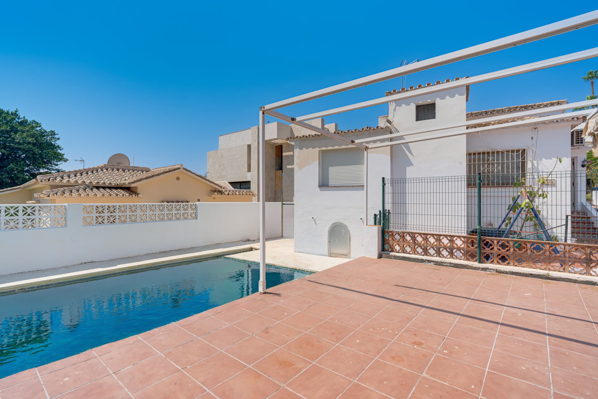 Independent villa - Reform opportunity situated in one of Nueva Andalucía's most sought-after residential areas
