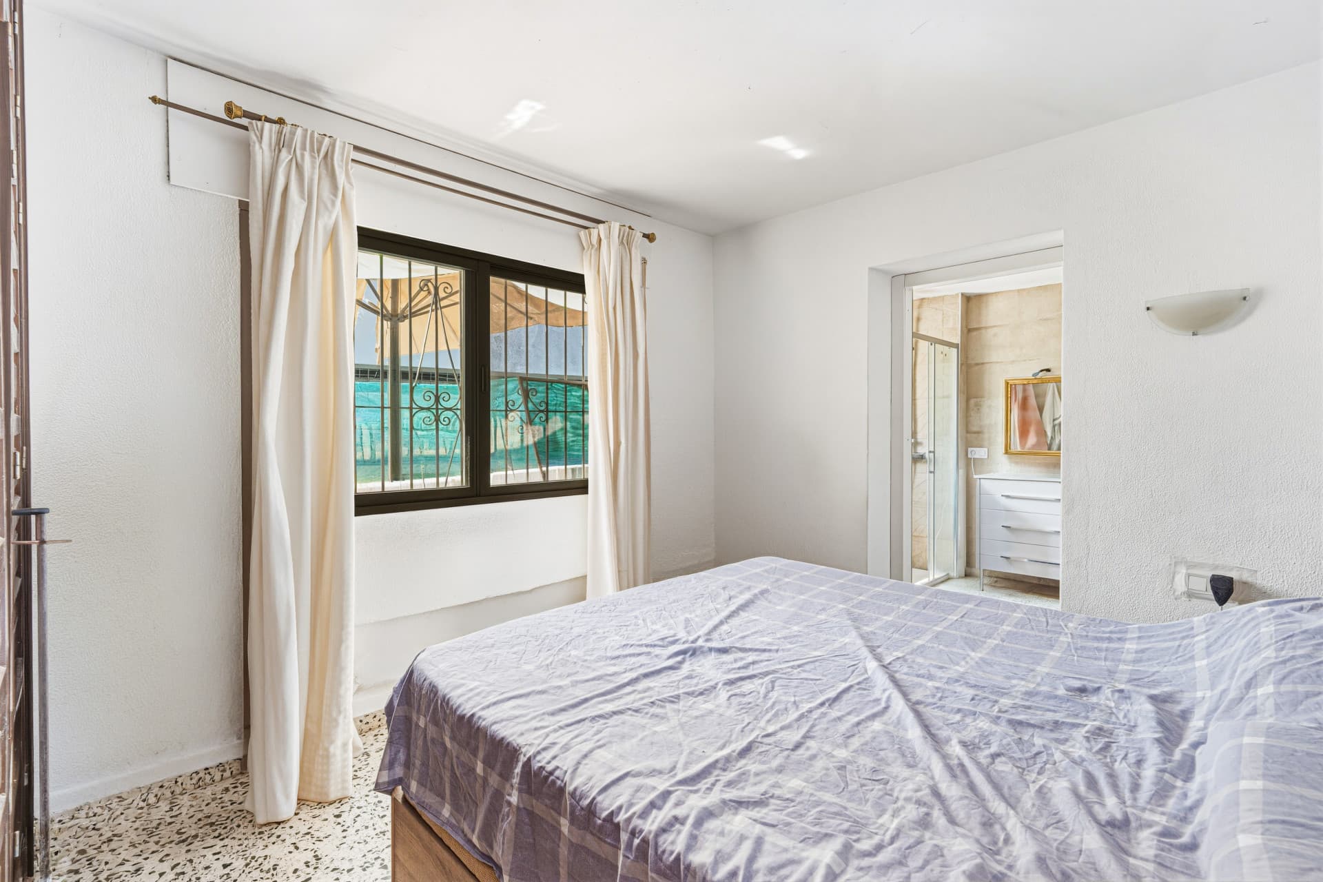 Independent villa - Reform opportunity situated in one of Nueva Andalucía's most sought-after residential areas
