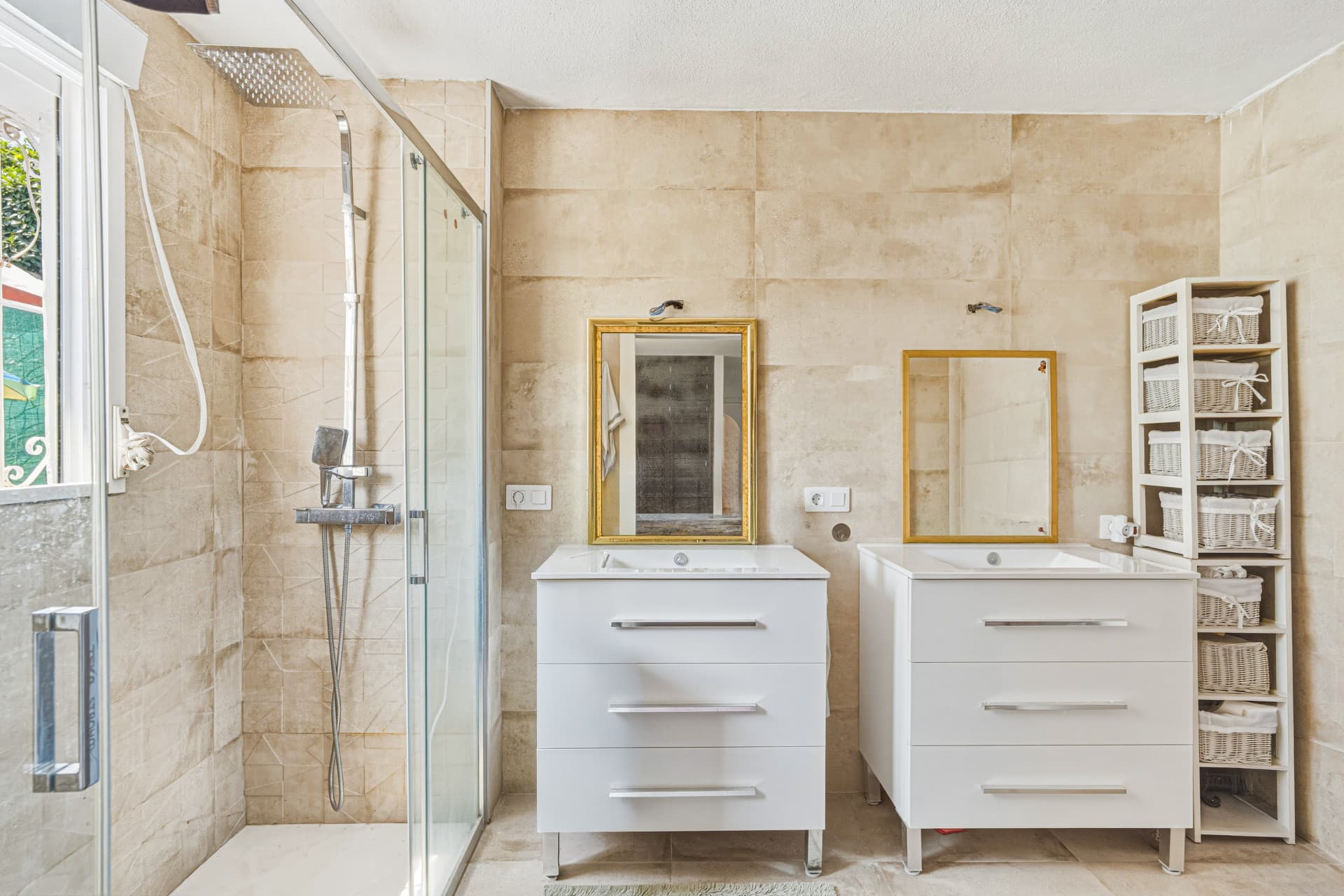 Independent villa - Reform opportunity situated in one of Nueva Andalucía's most sought-after residential areas