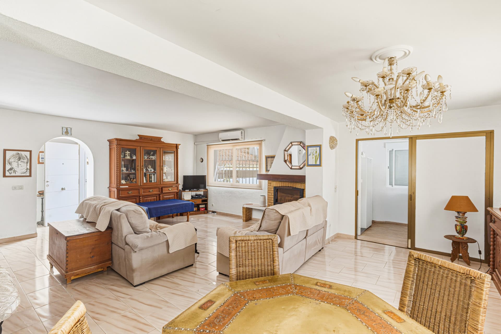 Independent villa - Reform opportunity situated in one of Nueva Andalucía's most sought-after residential areas