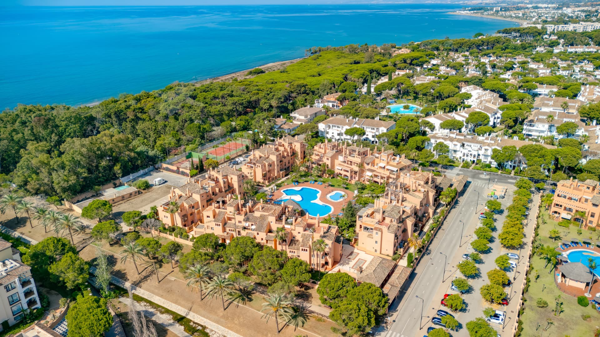 Impresionante orientada al sur, cuatro dormitorios, ático dúplex, situado en una comunidad de Estepona