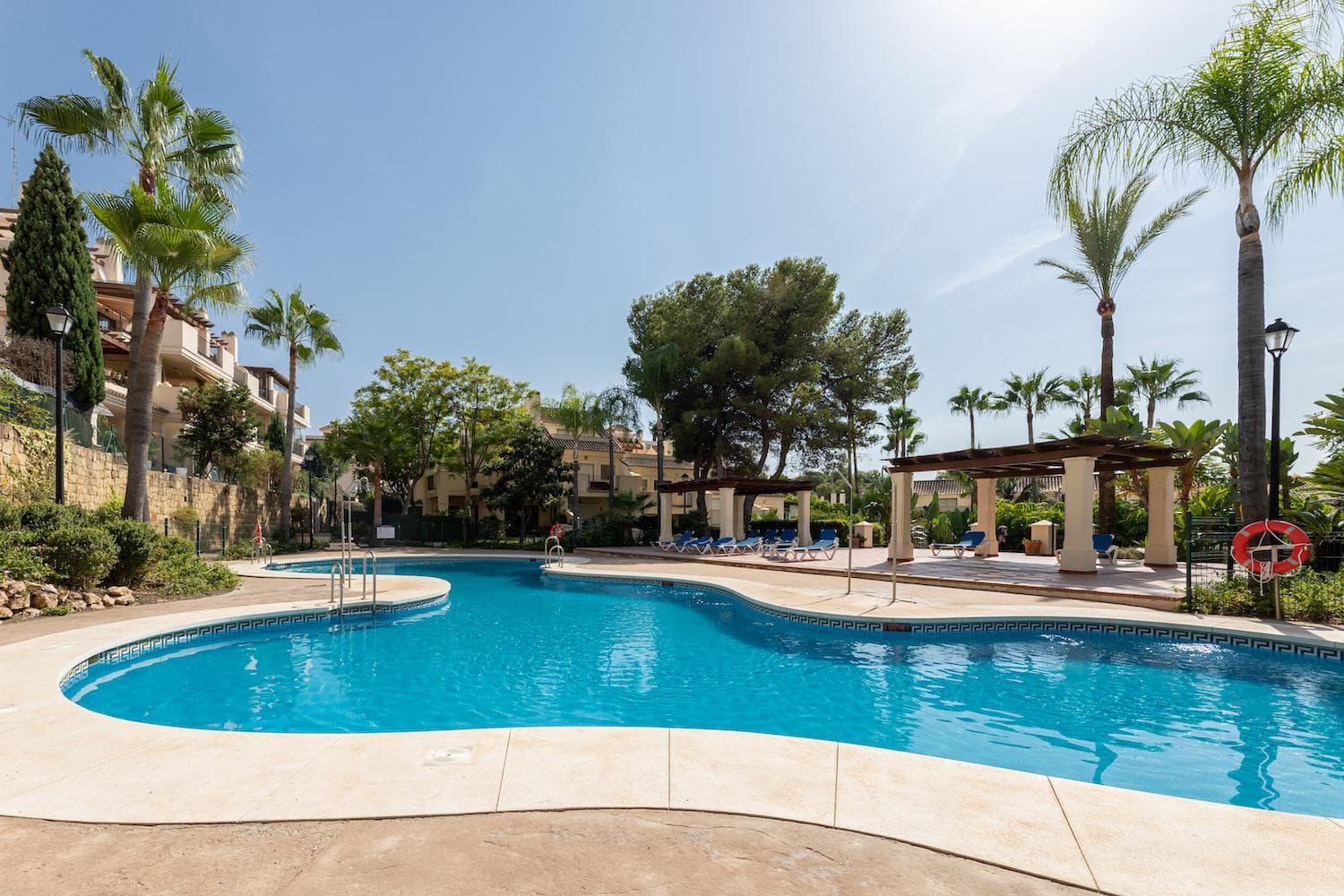 Bright and spacious one-bedroom ground-floor apartment located in the sought-after area of Atalaya de Río Verde, Marbella