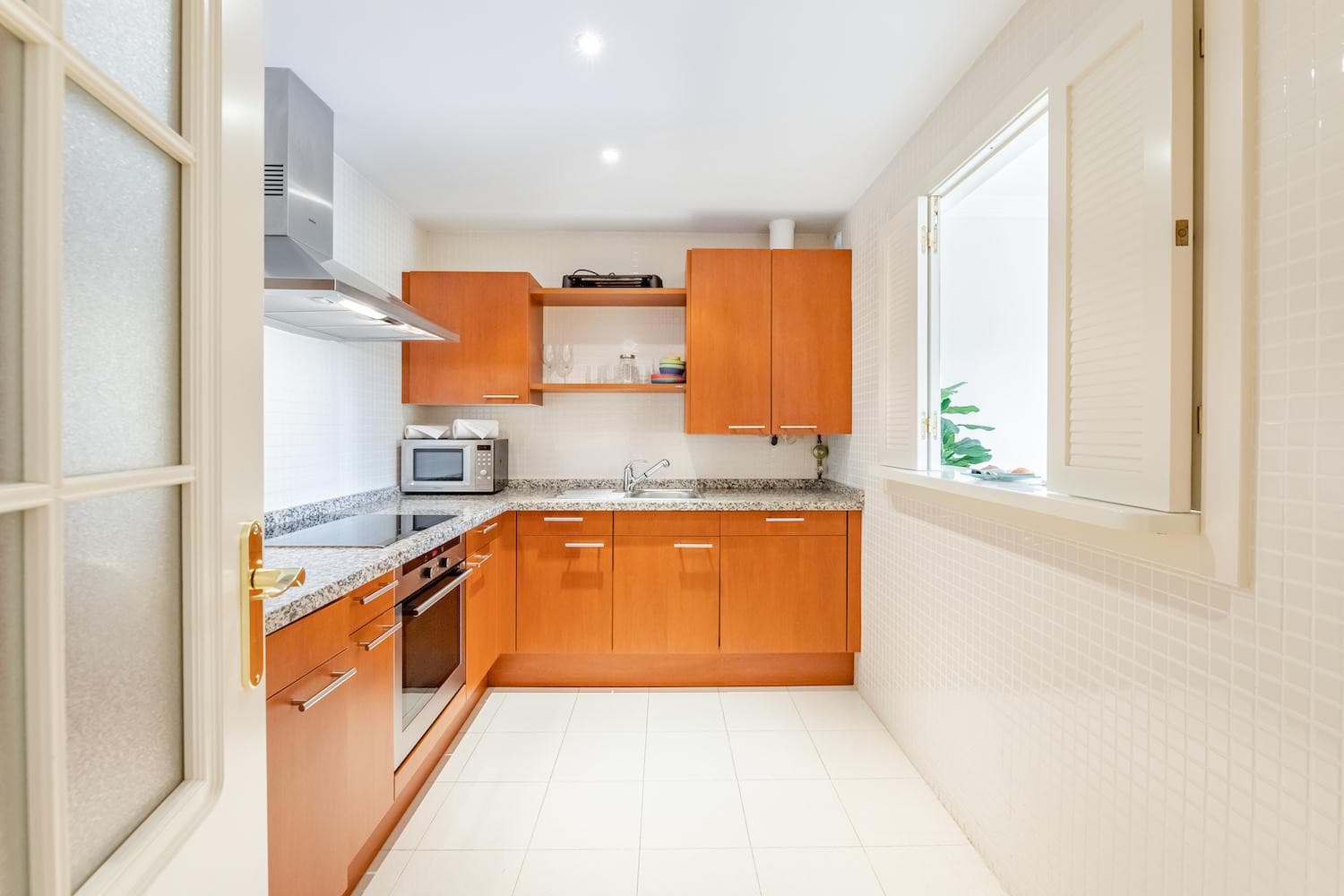 Bright and spacious one-bedroom ground-floor apartment located in the sought-after area of Atalaya de Río Verde, Marbella