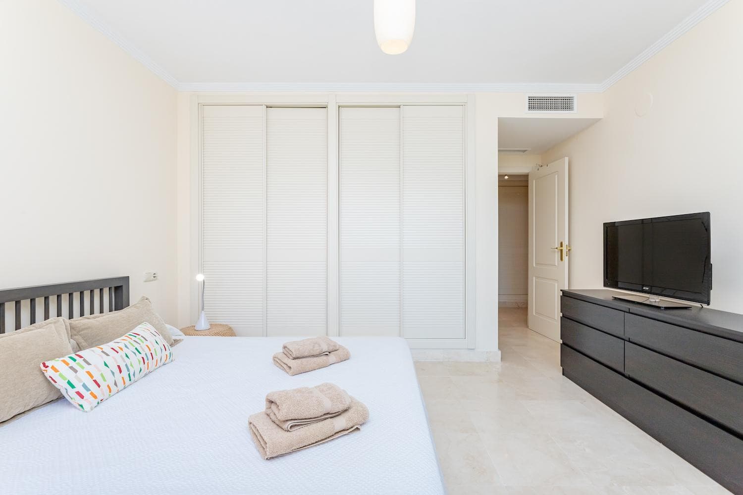 Bright and spacious one-bedroom ground-floor apartment located in the sought-after area of Atalaya de Río Verde, Marbella