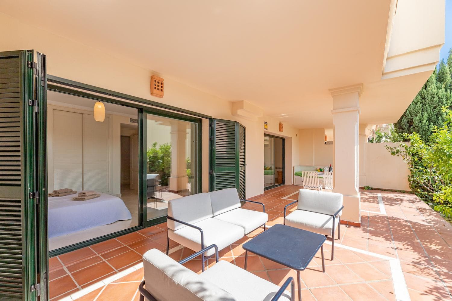 Bright and spacious one-bedroom ground-floor apartment located in the sought-after area of Atalaya de Río Verde, Marbella