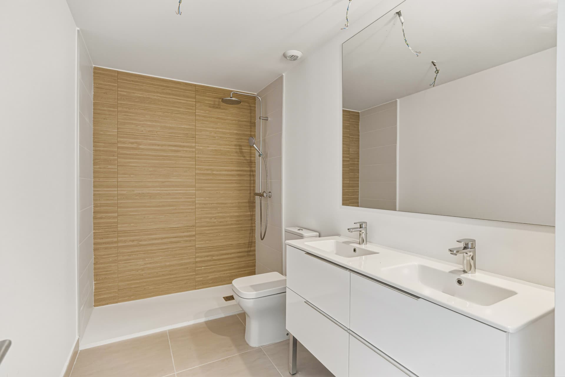 Brand new southwest facing two bedroom apartment located in the sought-after gated community Acqua Gardens, Estepona