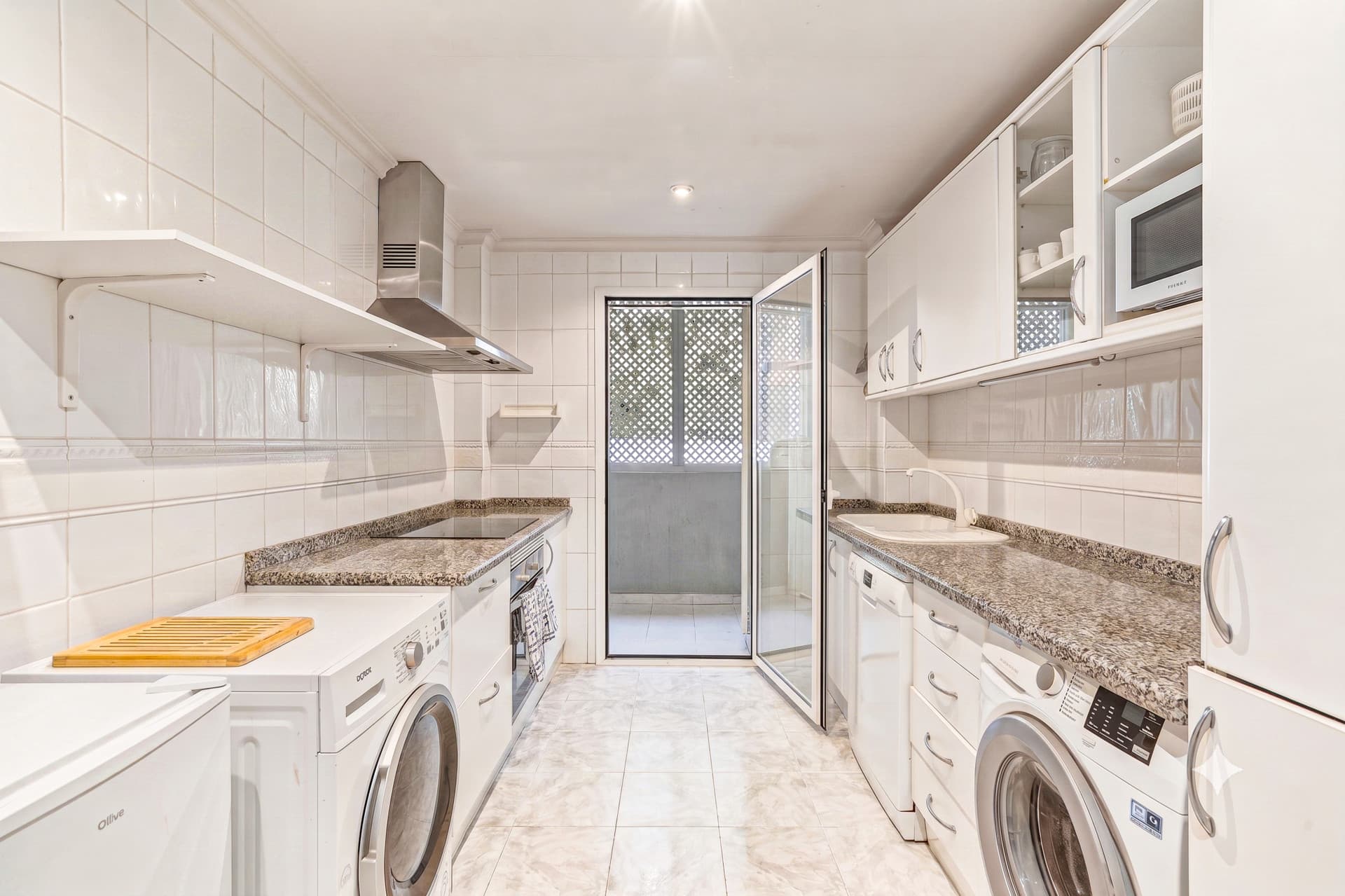 Bright and spacious three-bedroom ground floor apartment located in the highly sought-after Golden Beach urbanisation in Elviria