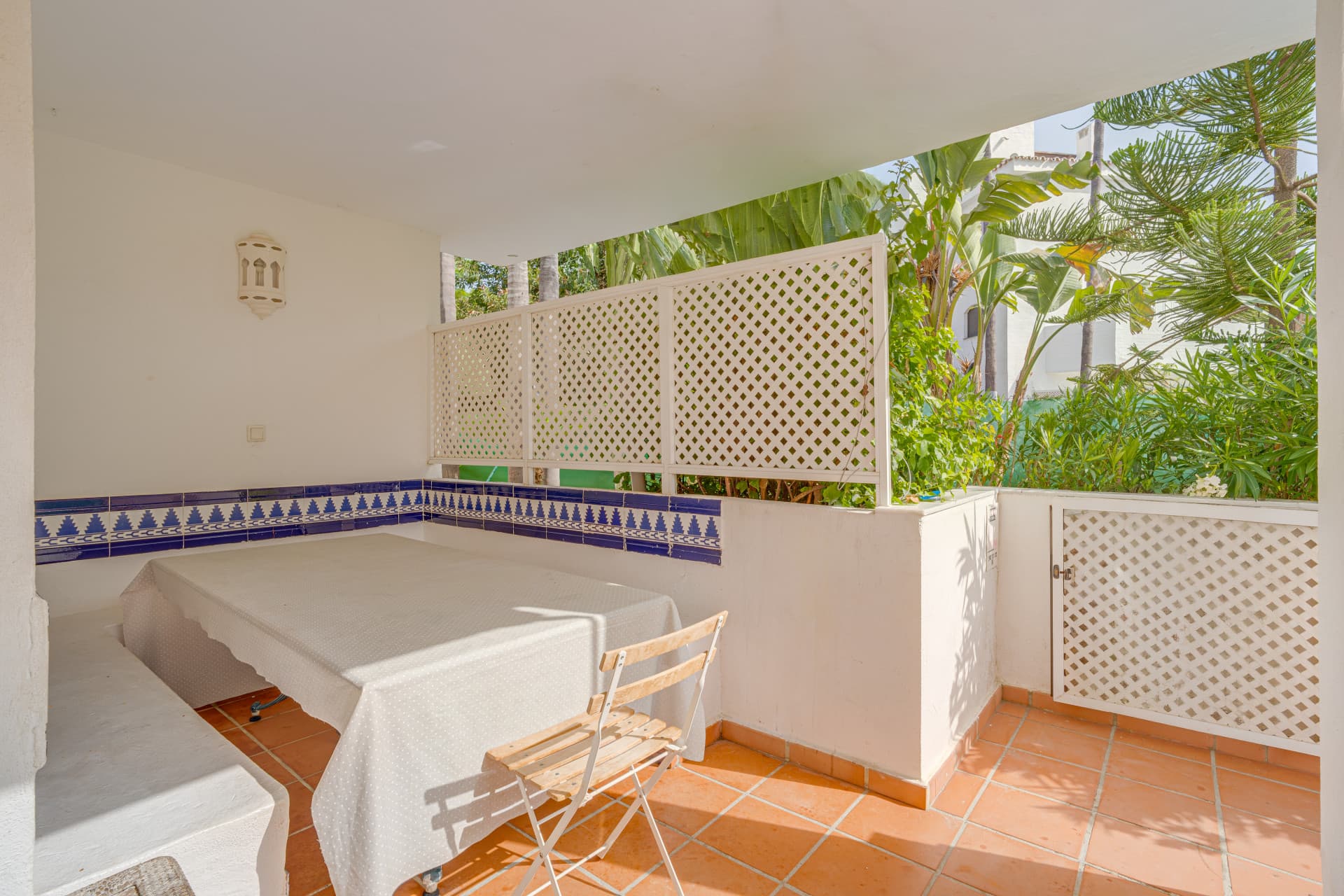 Bright and spacious three-bedroom ground floor apartment located in the highly sought-after Golden Beach urbanisation in Elviria