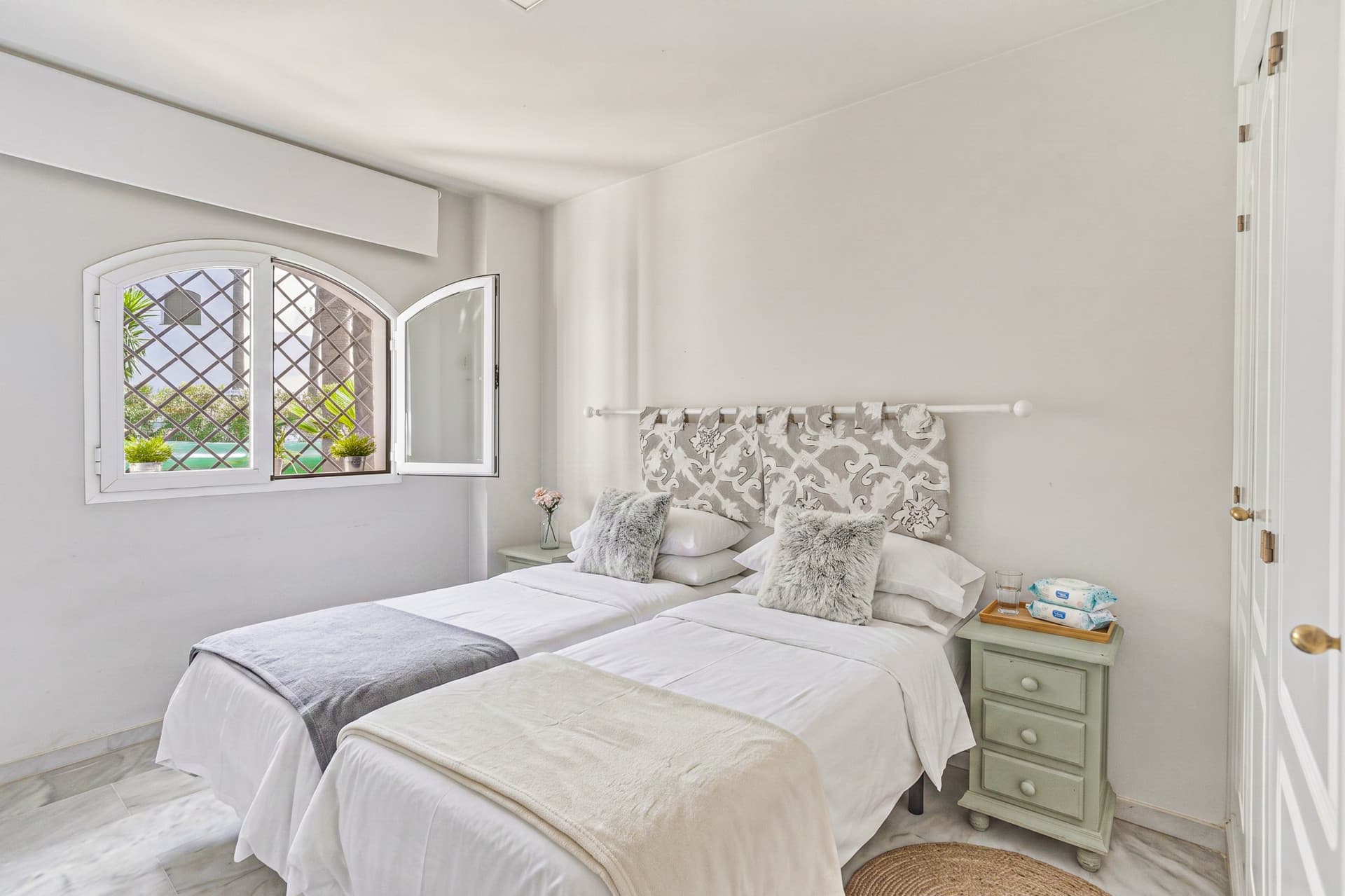 Bright and spacious three-bedroom ground floor apartment located in the highly sought-after Golden Beach urbanisation in Elviria