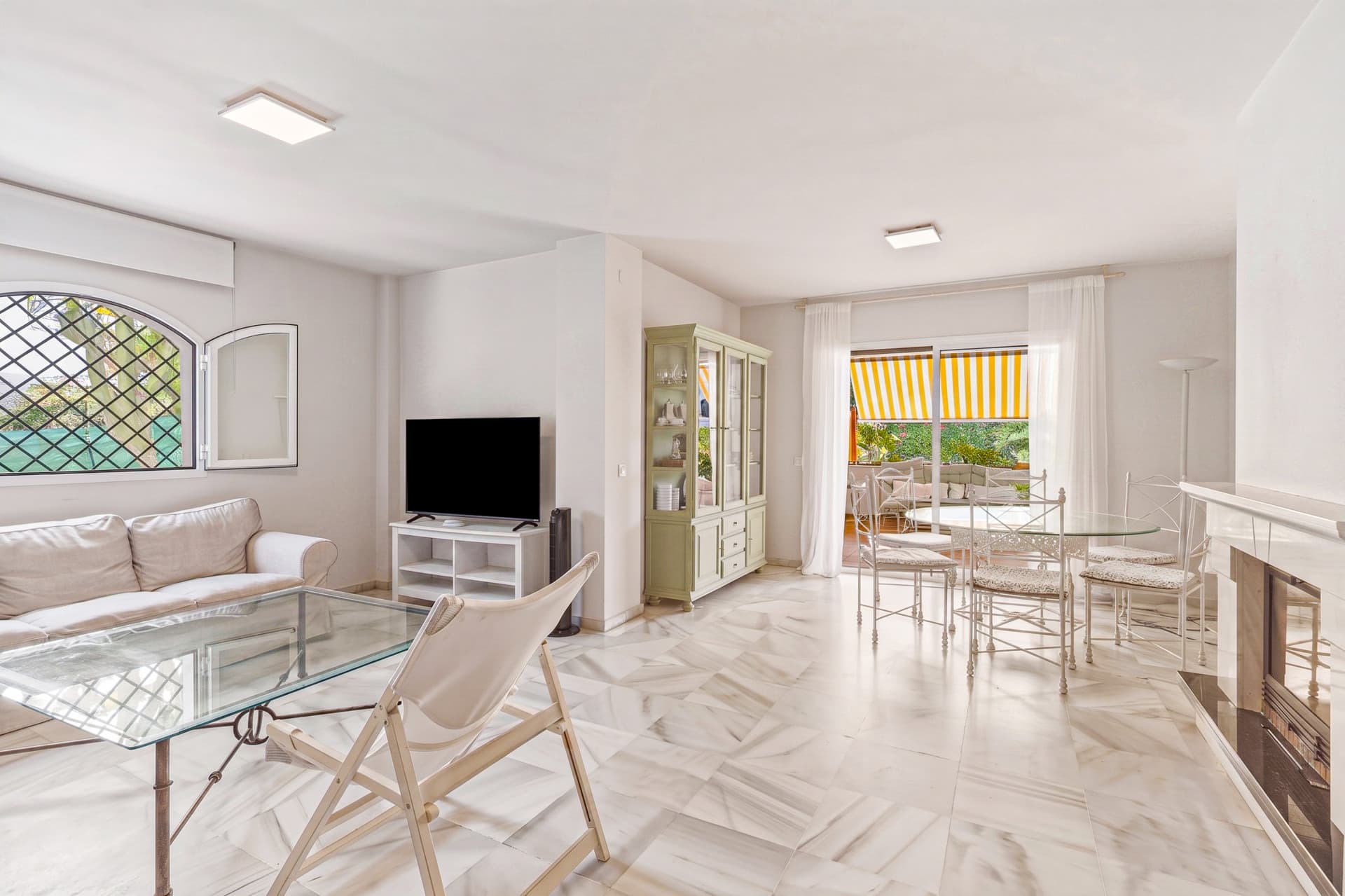 Bright and spacious three-bedroom ground floor apartment located in the highly sought-after Golden Beach urbanisation in Elviria