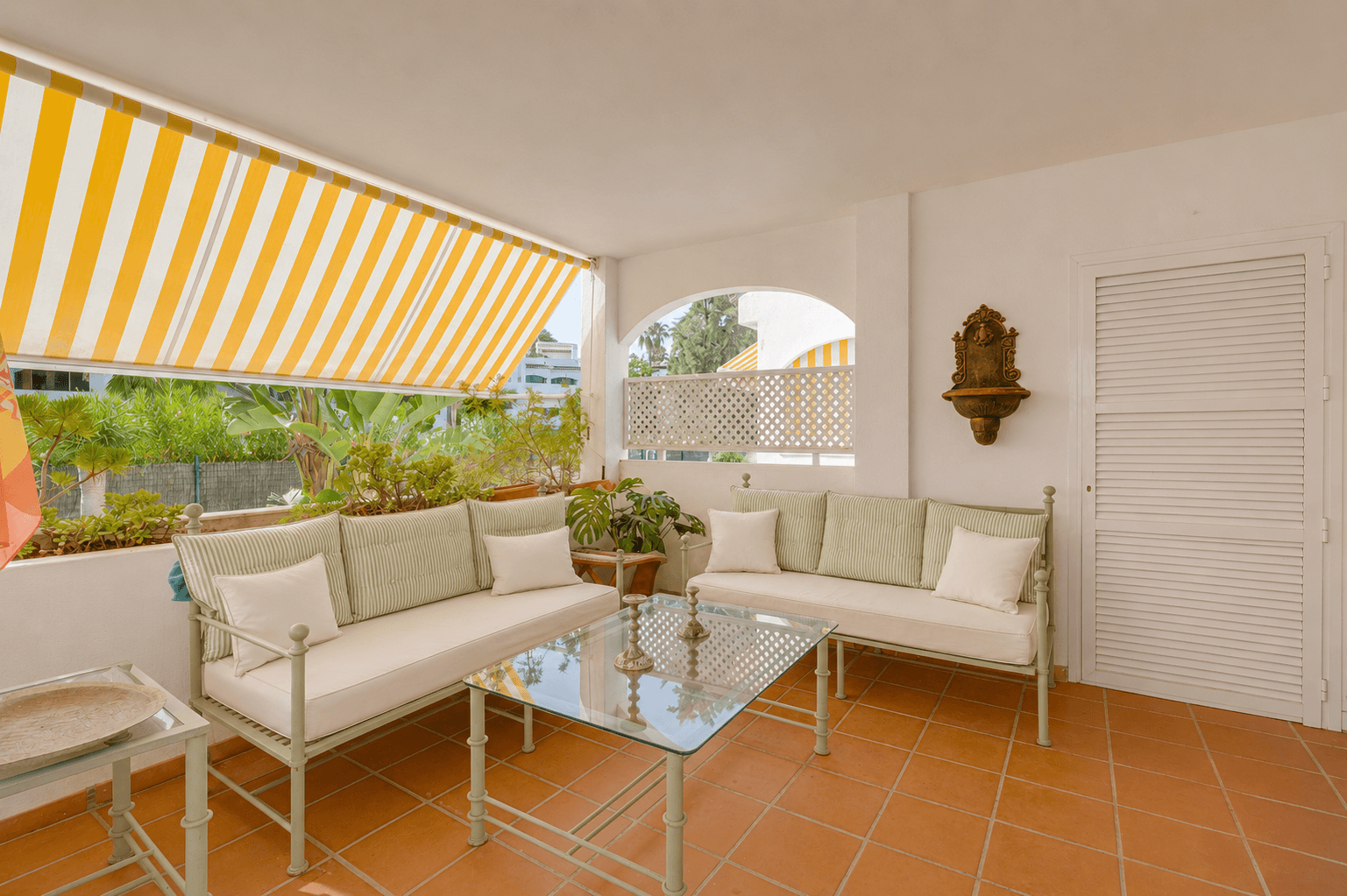 Bright and spacious three-bedroom ground floor apartment located in the highly sought-after Golden Beach urbanisation in Elviria