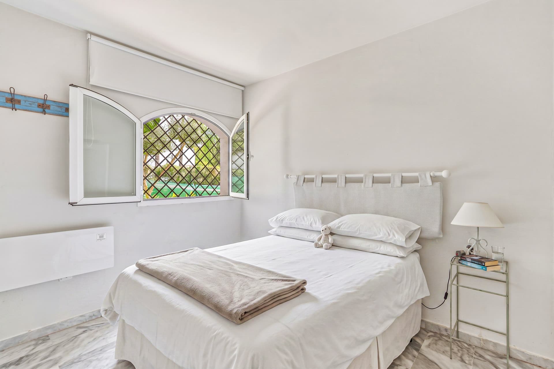Bright and spacious three-bedroom ground floor apartment located in the highly sought-after Golden Beach urbanisation in Elviria