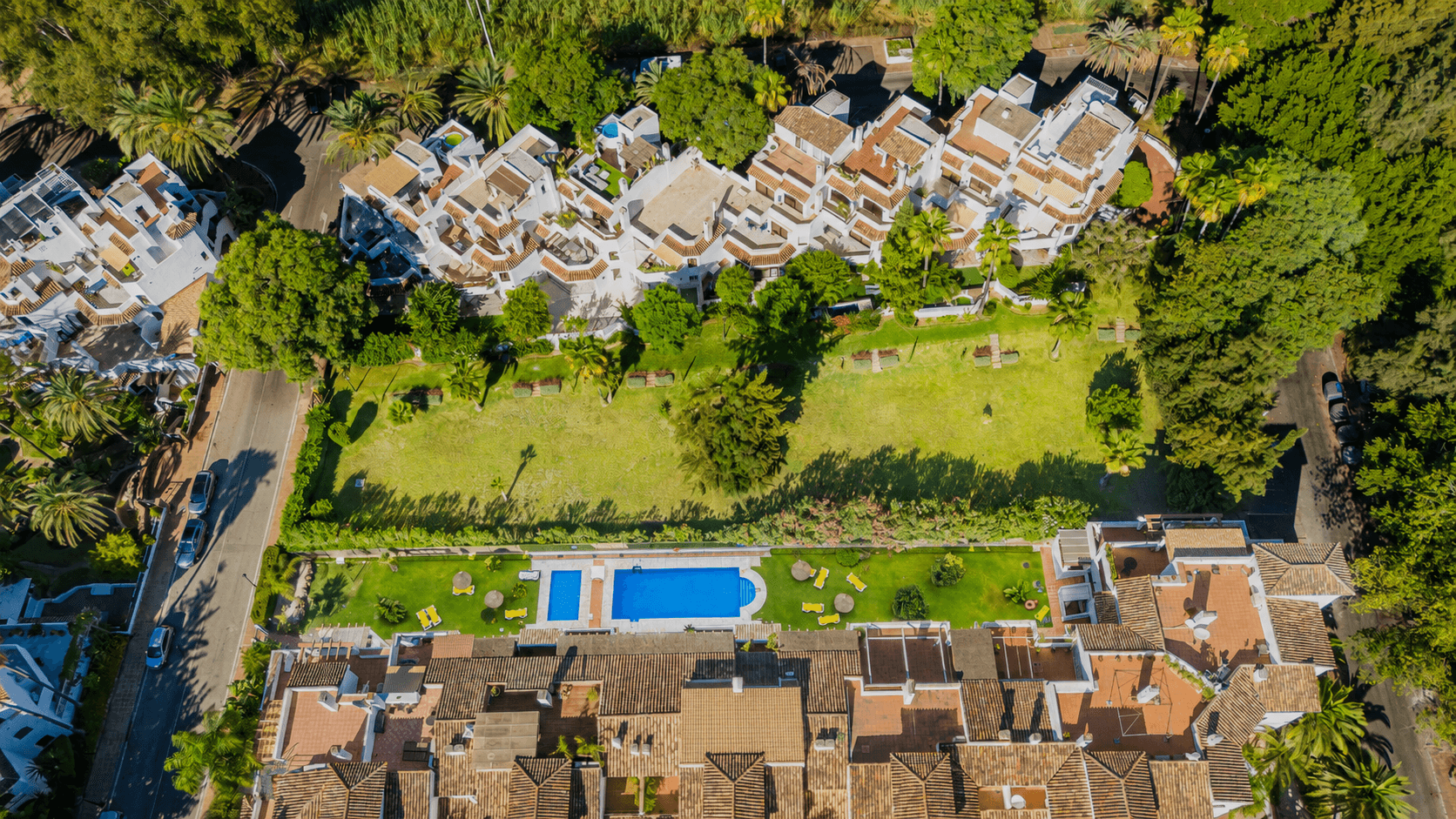 Bright and spacious three-bedroom ground floor apartment located in the highly sought-after Golden Beach urbanisation in Elviria