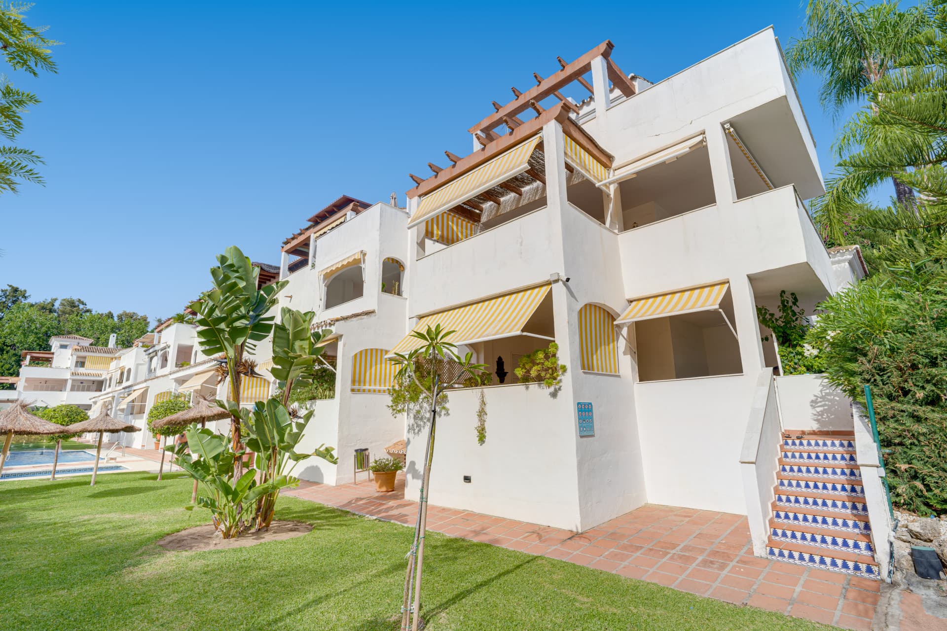 Bright and spacious three-bedroom ground floor apartment located in the highly sought-after Golden Beach urbanisation in Elviria